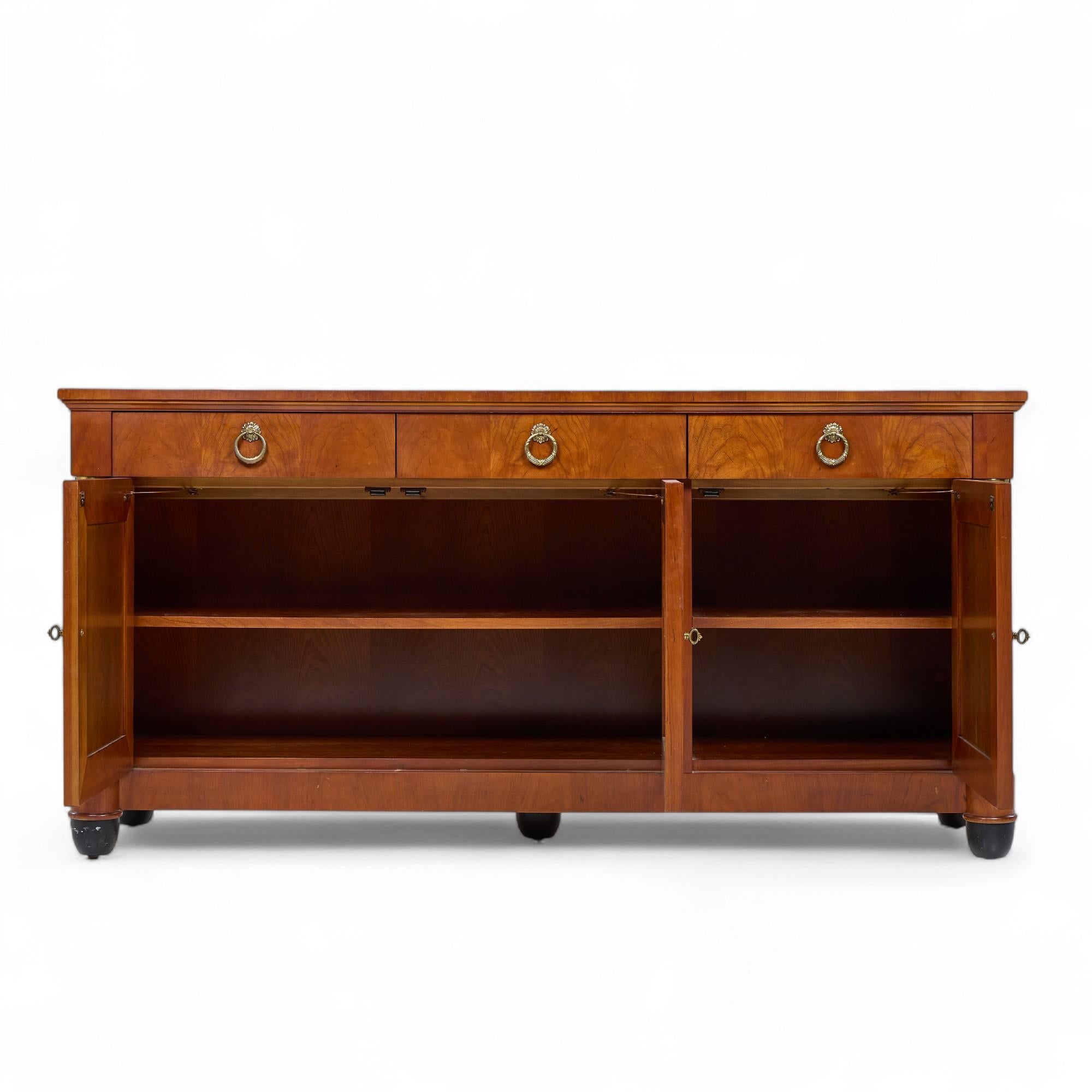 Baker Furniture Imperio Francés Credenza Aparador de Madera de Cerezo y Parcela Ebonizada en venta 1