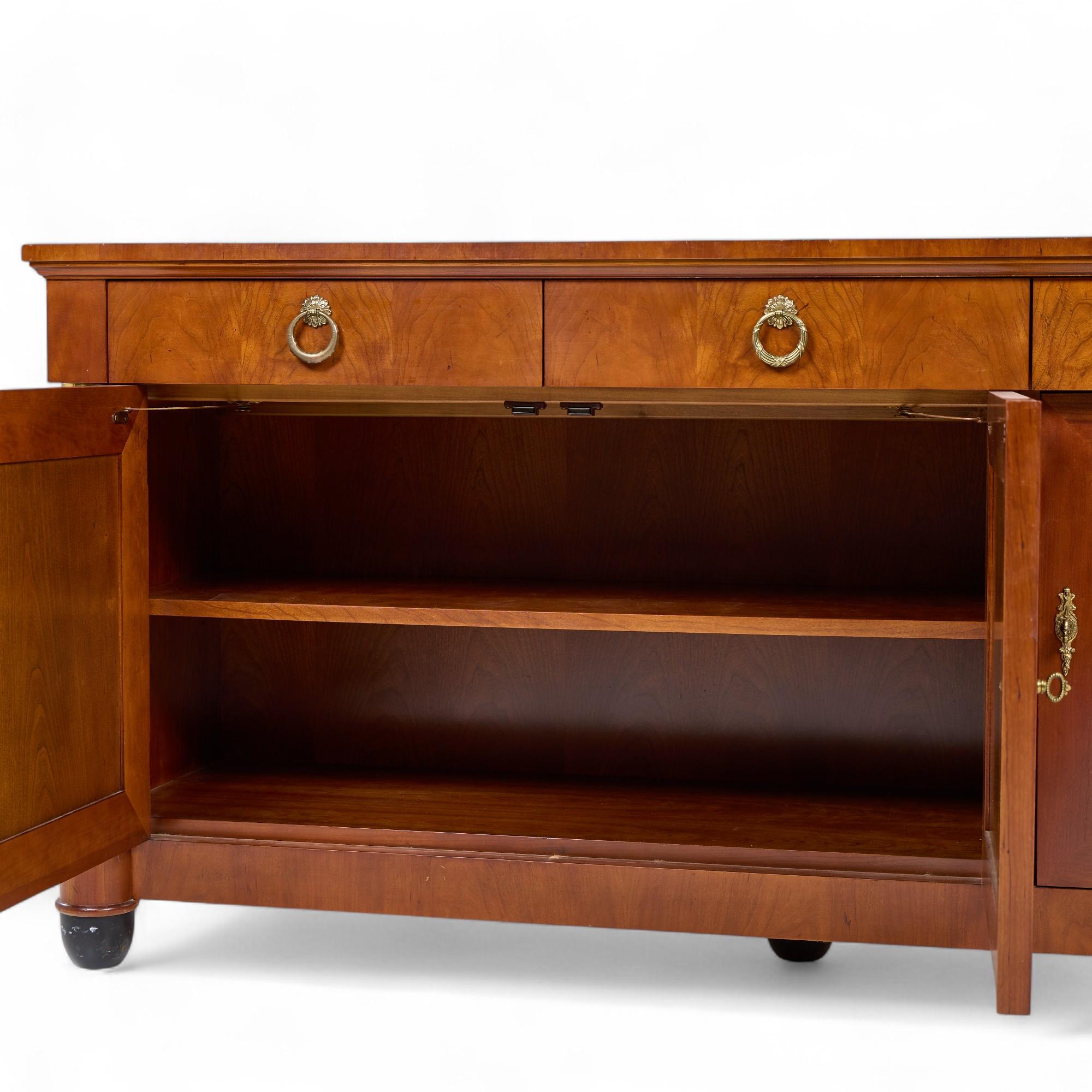 Baker Furniture Imperio Francés Credenza Aparador de Madera de Cerezo y Parcela Ebonizada en venta 2