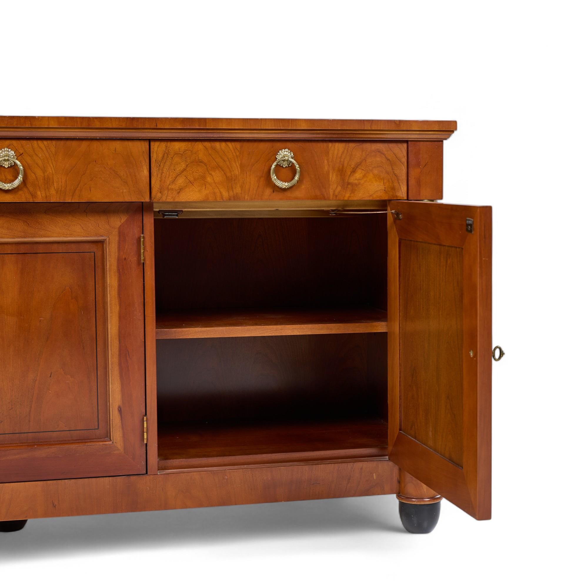 Baker Furniture Imperio Francés Credenza Aparador de Madera de Cerezo y Parcela Ebonizada en venta 3