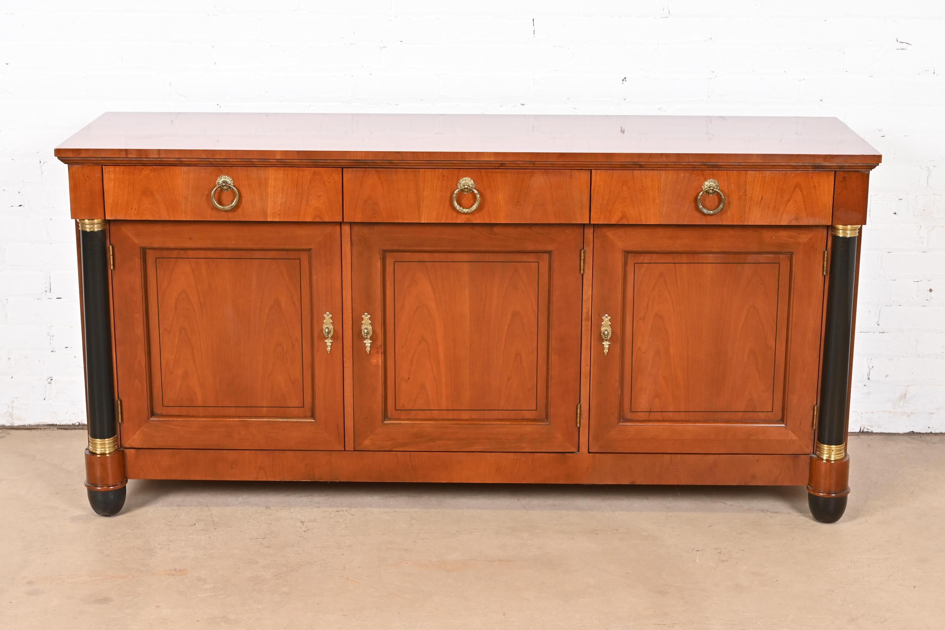 Américain Buffet Empire français en bois de cerisier et partiellement ébénisé de Baker Furniture en vente