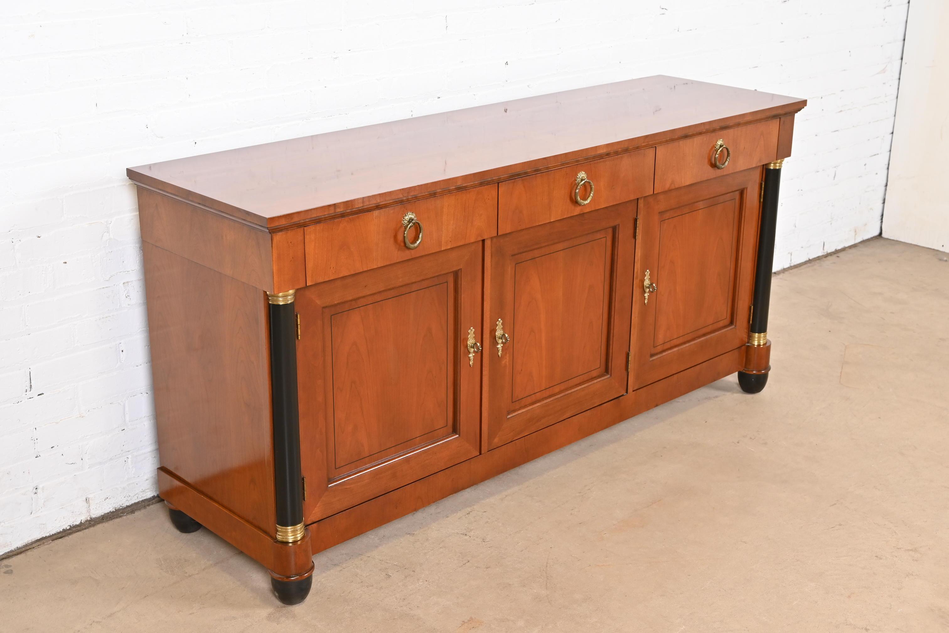Fin du 20e siècle Buffet Empire français en bois de cerisier et partiellement ébénisé de Baker Furniture en vente