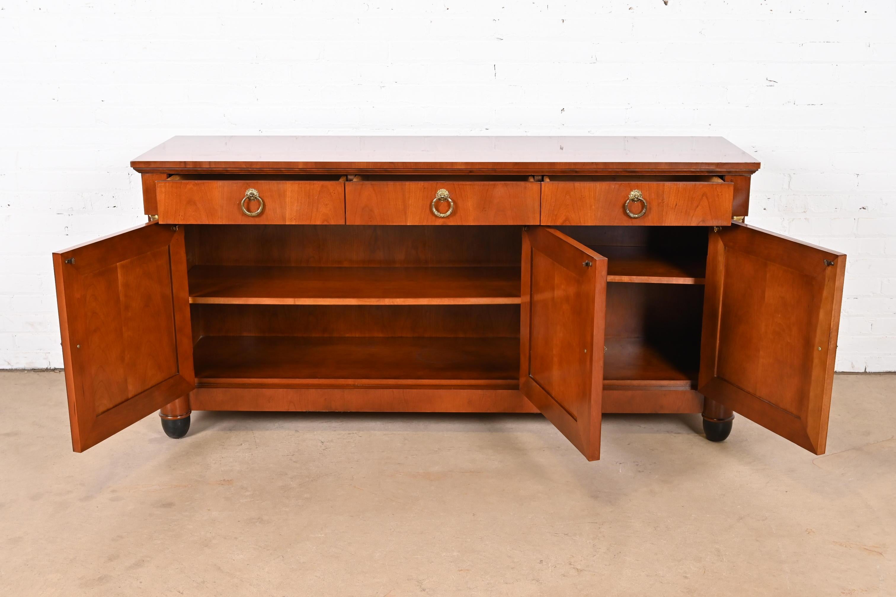 Laiton Buffet Empire français en bois de cerisier et partiellement ébénisé de Baker Furniture en vente