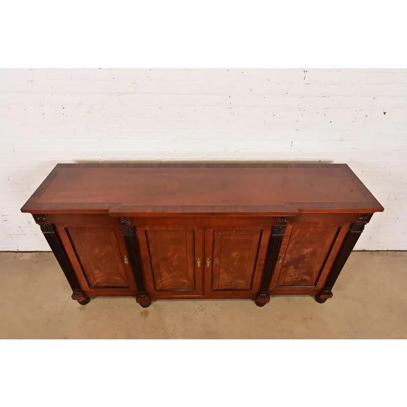 Buffet ou meuble de bar en acajou flamboyant Empire français de Baker Furniture en vente 3
