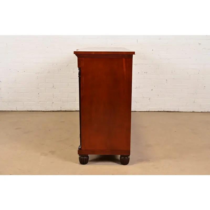 Buffet ou meuble de bar en acajou flamboyant Empire français de Baker Furniture en vente 4