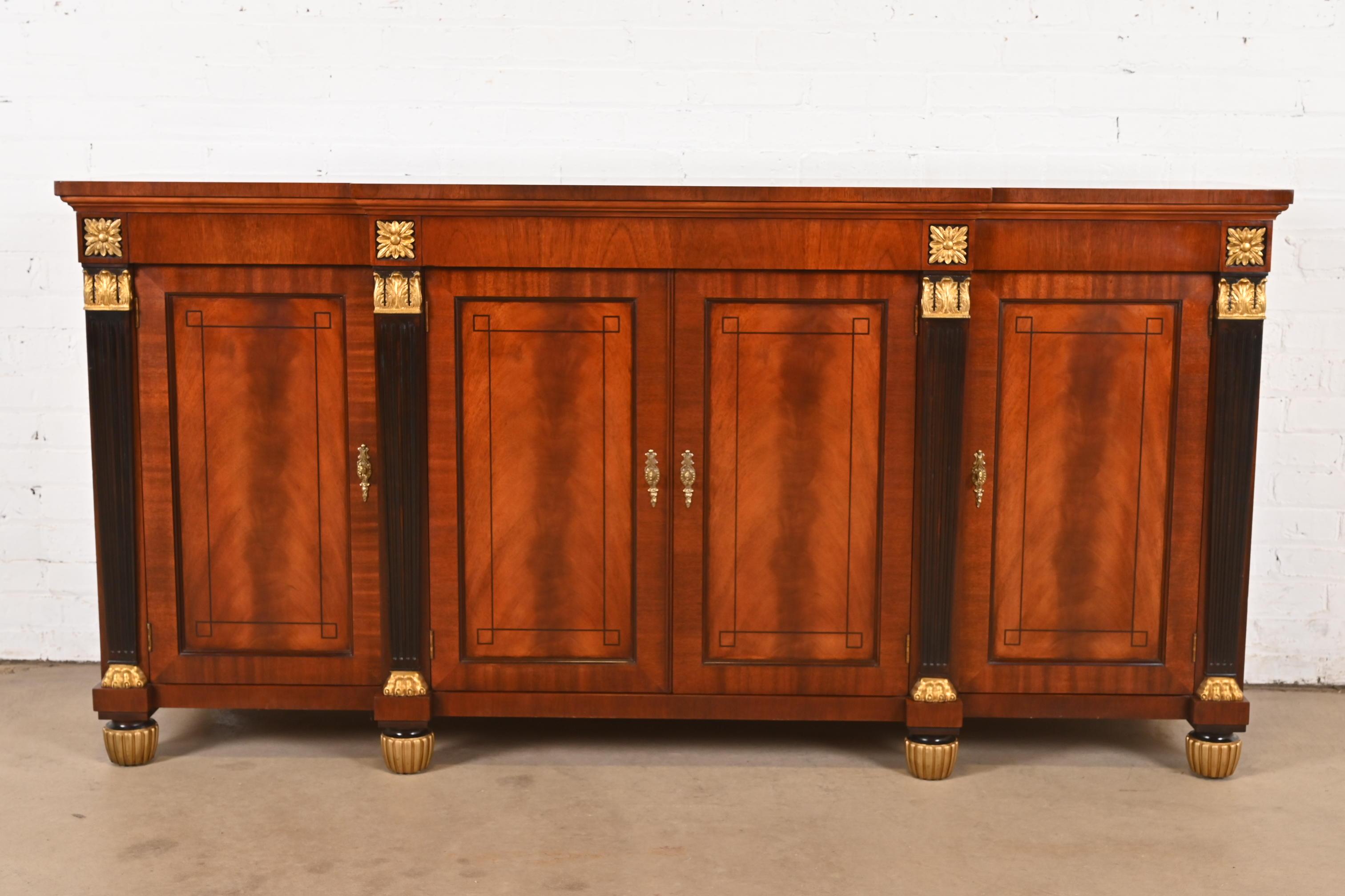 Una splendida credenza, credenza o mobile bar in stile Impero Francese o Reggenza Francese Luigi XVI

Da Baker Furniture

Stati Uniti, circa fine XX secolo

Splendido mogano a fiamma, con intarsi in ebano, colonne ebanizzate e dorate con piedi a