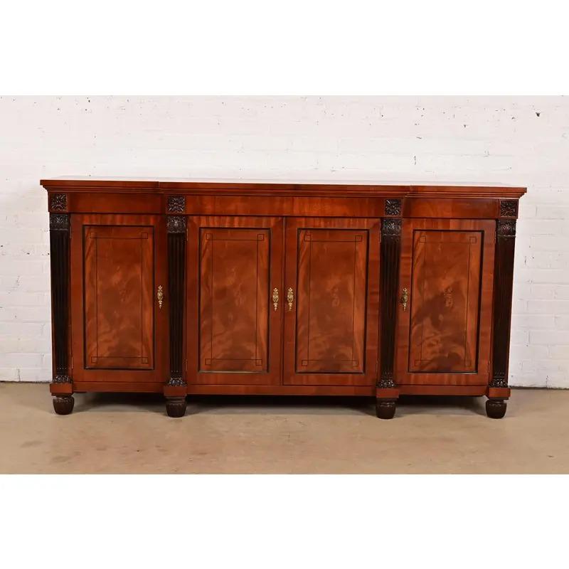 Magnifique buffet, crédence ou meuble de bar de style Empire français ou Régence française Louis XVI.

Par Baker Furniture

USA, Circa Late 20th Century

Superbe acajou flammé, avec incrustation d'ébène, colonnes ébonisées et quincaillerie en laiton