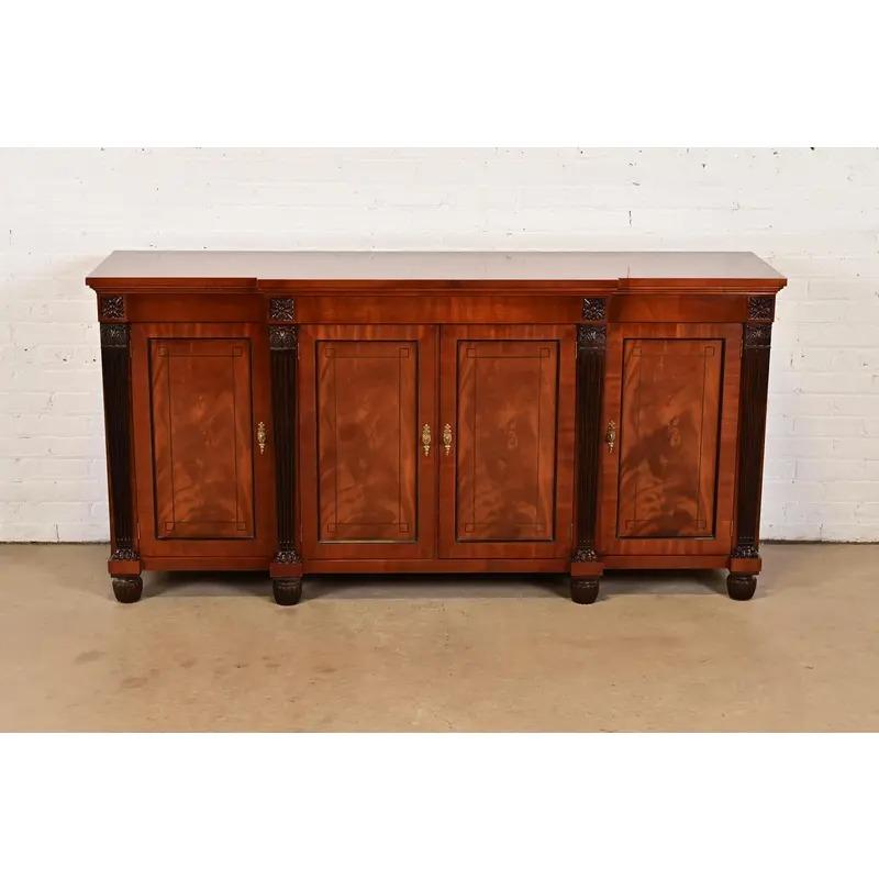 Louis XVI Buffet ou meuble de bar en acajou flamboyant Empire français de Baker Furniture en vente