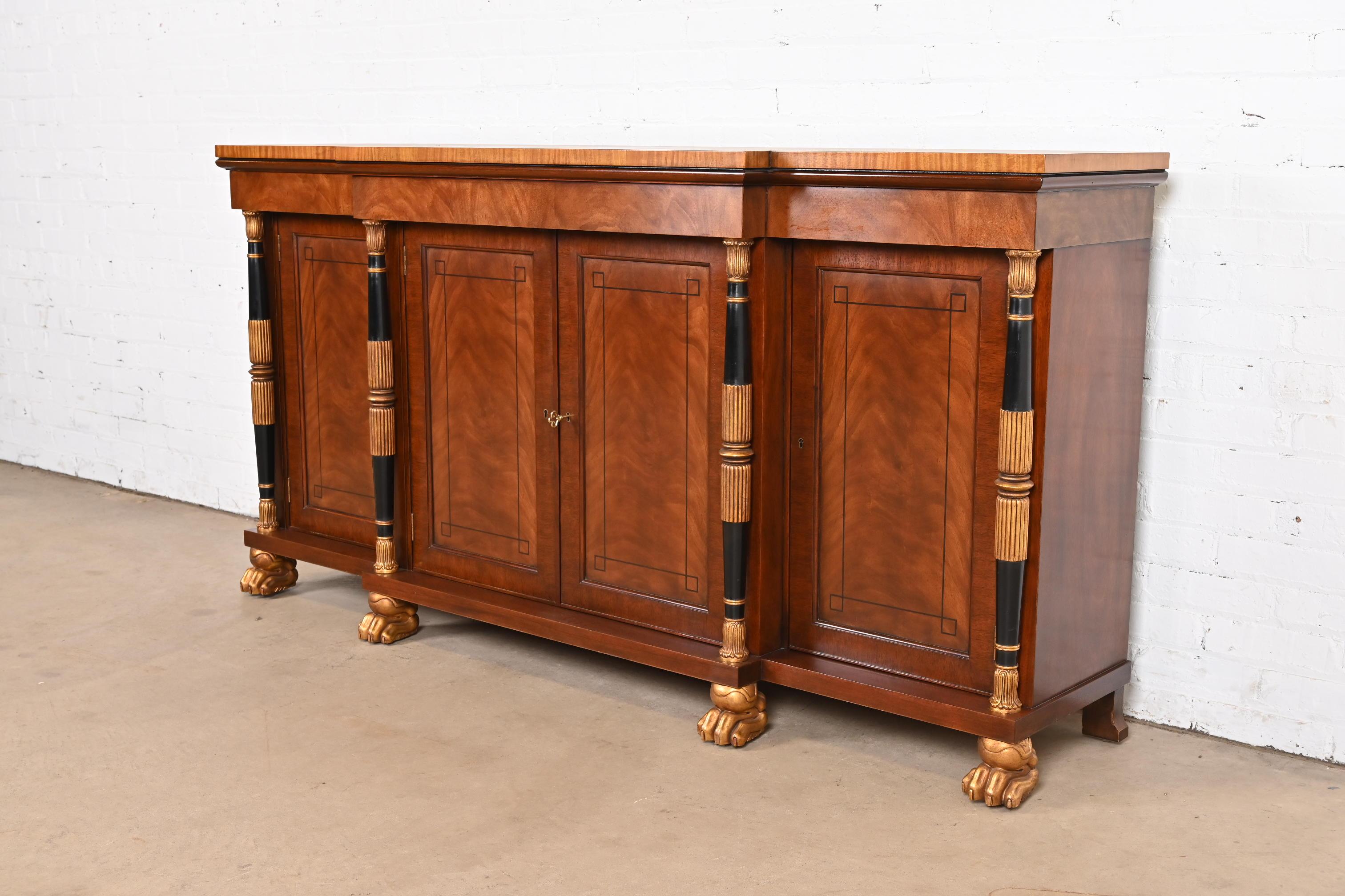 Américain Buffet ou meuble de bar en acajou flamboyant Empire français de Baker Furniture en vente