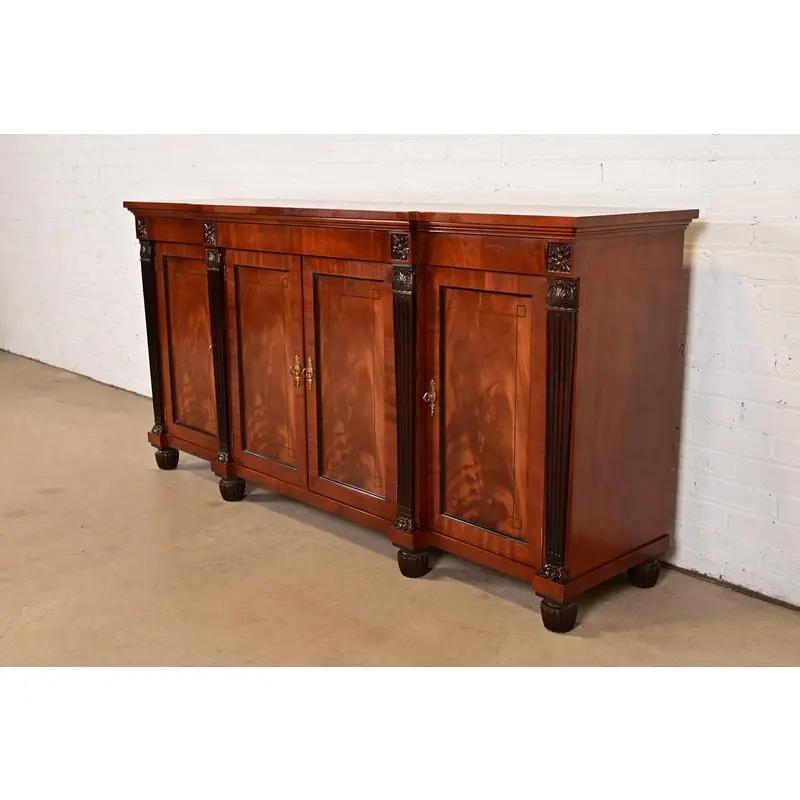 Américain Buffet ou meuble de bar en acajou flamboyant Empire français de Baker Furniture en vente