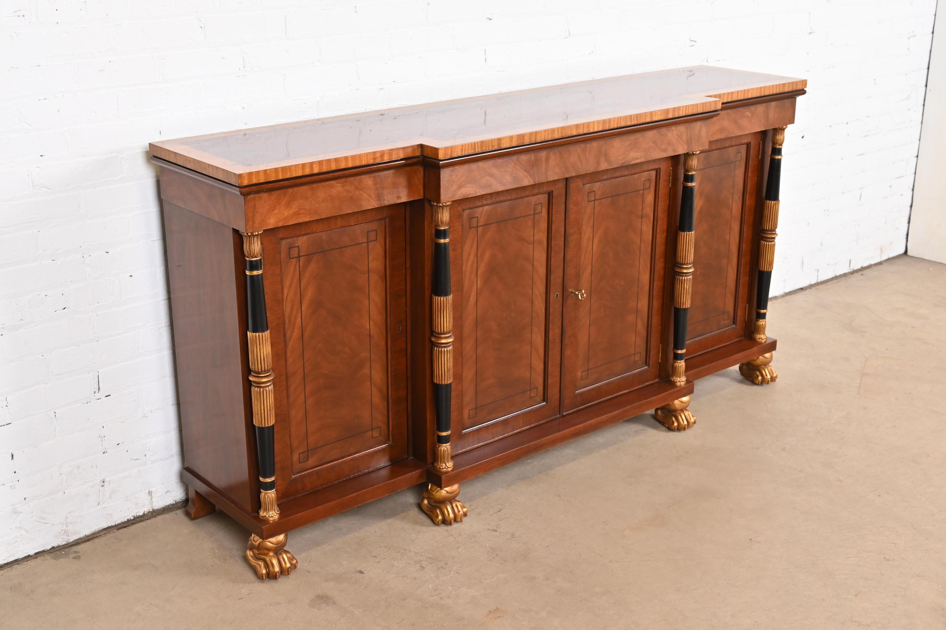 Buffet ou meuble de bar en acajou flamboyant Empire français de Baker Furniture Bon état - En vente à South Bend, IN