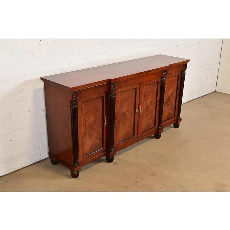 Buffet ou meuble de bar en acajou flamboyant Empire français de Baker Furniture Bon état - En vente à South Bend, IN