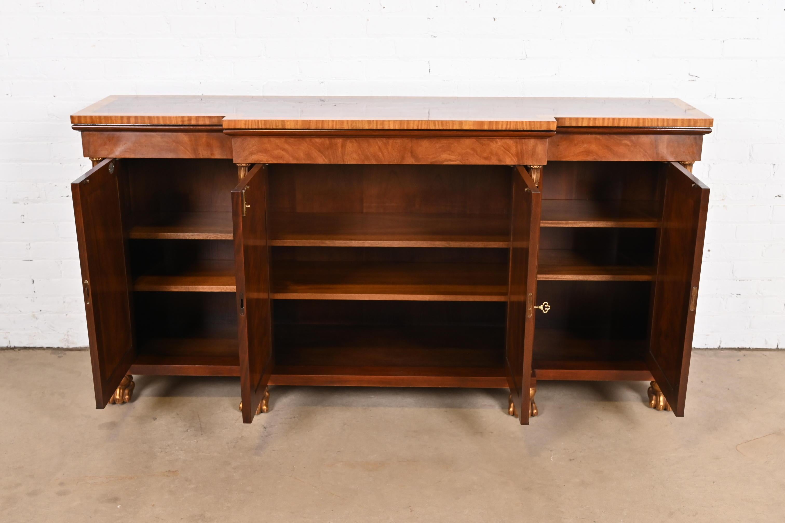 20ième siècle Buffet ou meuble de bar en acajou flamboyant Empire français de Baker Furniture en vente