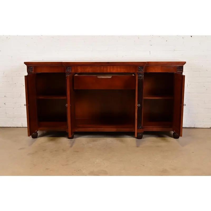 20ième siècle Buffet ou meuble de bar en acajou flamboyant Empire français de Baker Furniture en vente