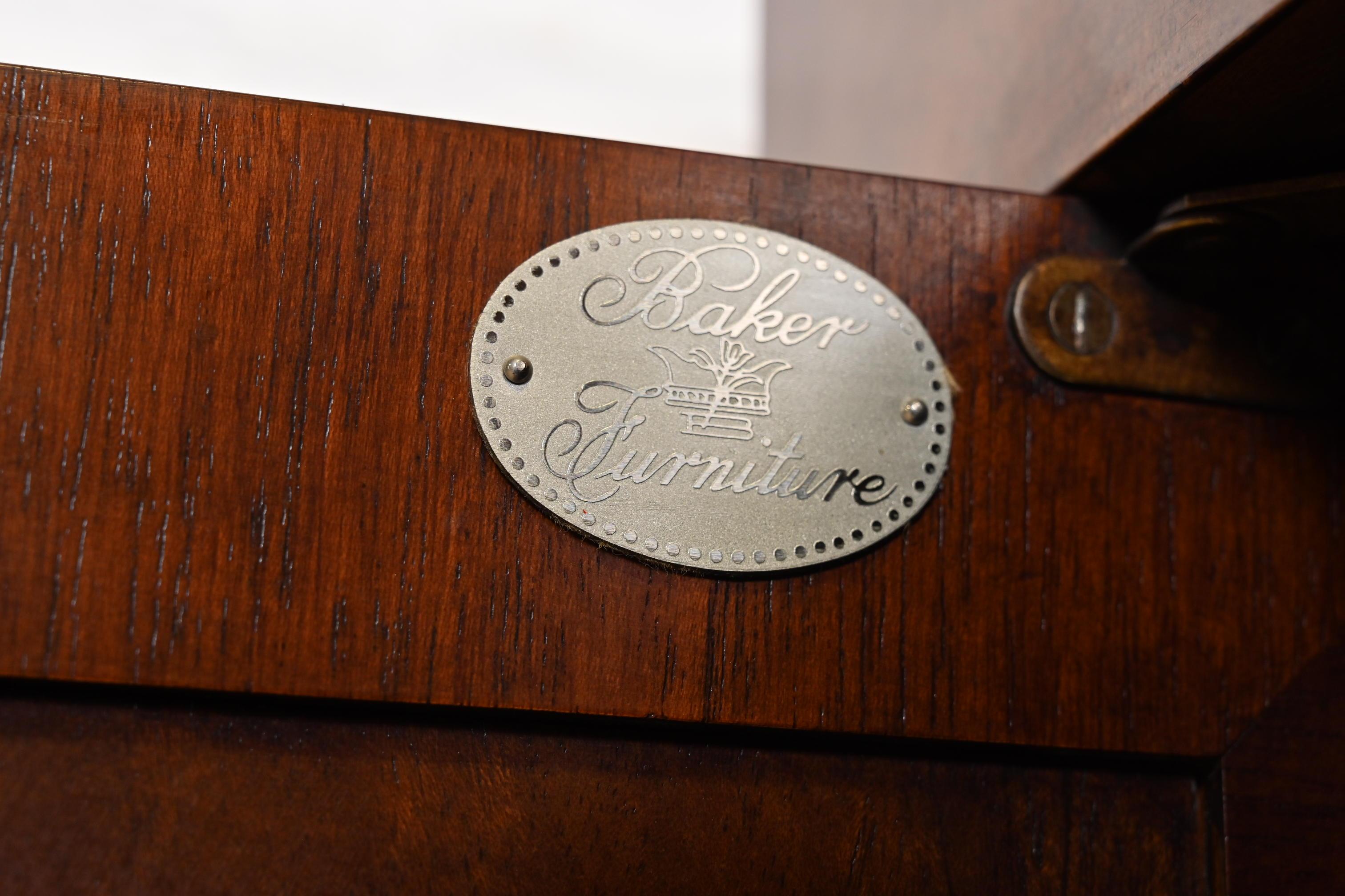Laiton Buffet ou meuble de bar en acajou flamboyant Empire français de Baker Furniture en vente