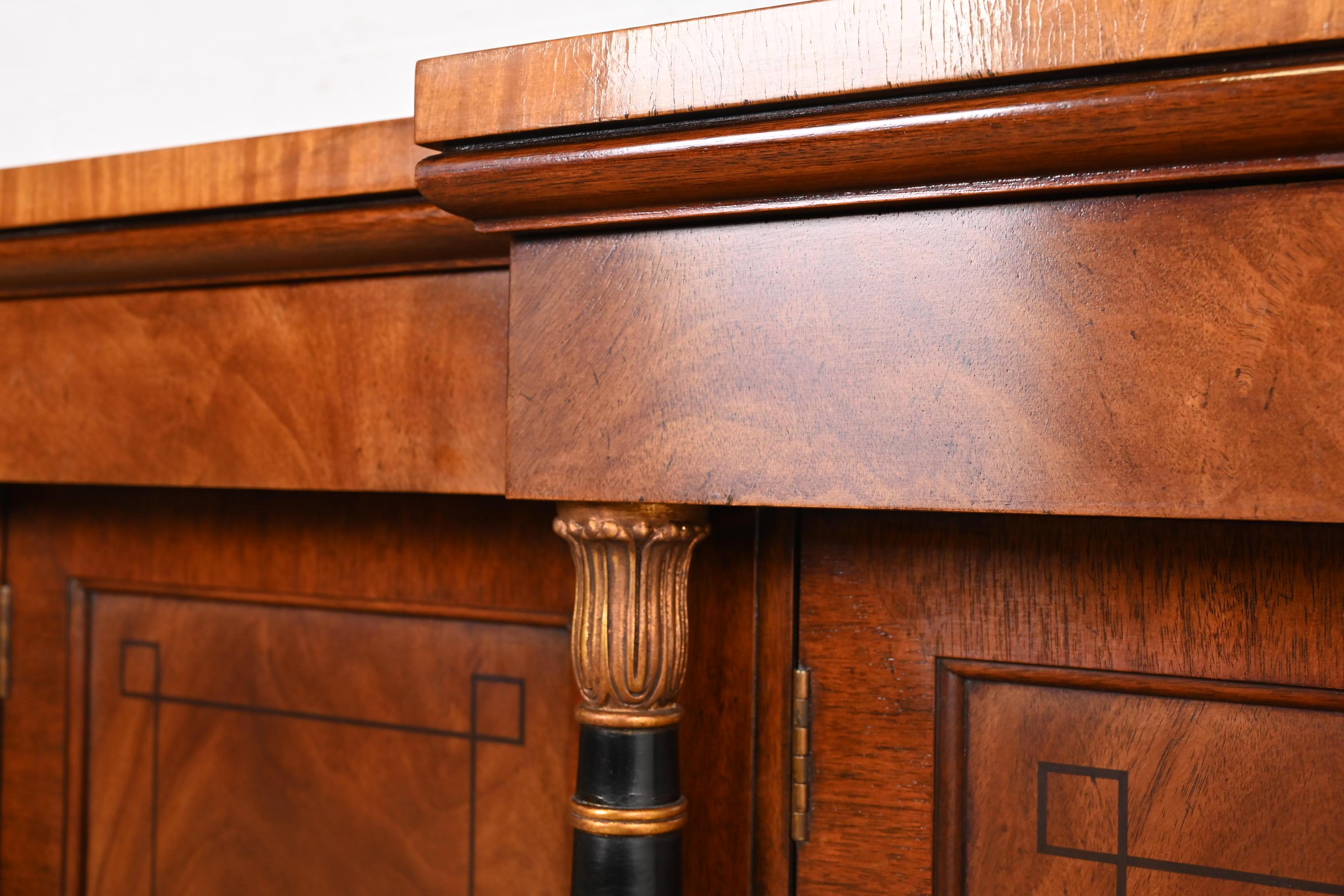 Buffet ou meuble de bar en acajou flamboyant Empire français de Baker Furniture en vente 1