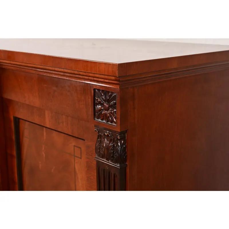 Buffet ou meuble de bar en acajou flamboyant Empire français de Baker Furniture en vente 1