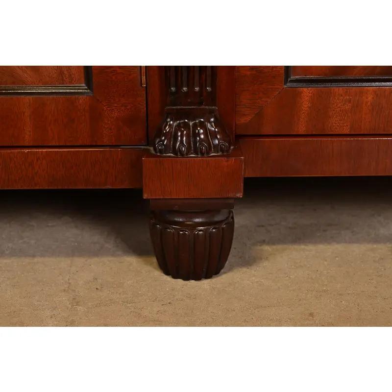 Buffet ou meuble de bar en acajou flamboyant Empire français de Baker Furniture en vente 2