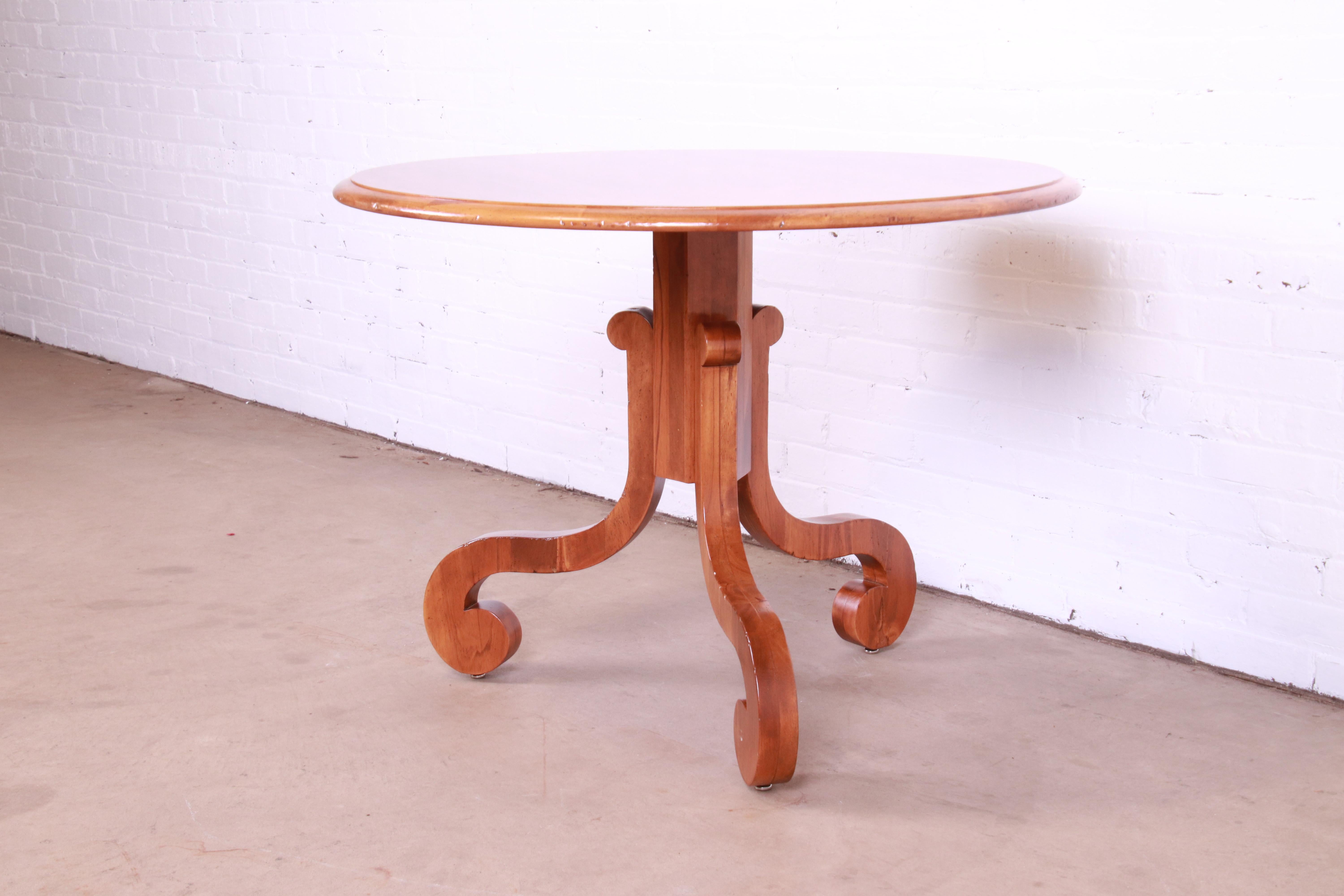 Américain Table centrale Empire française à piédestal en bois fruitier de Baker Furniture, nouvellement revernie en vente