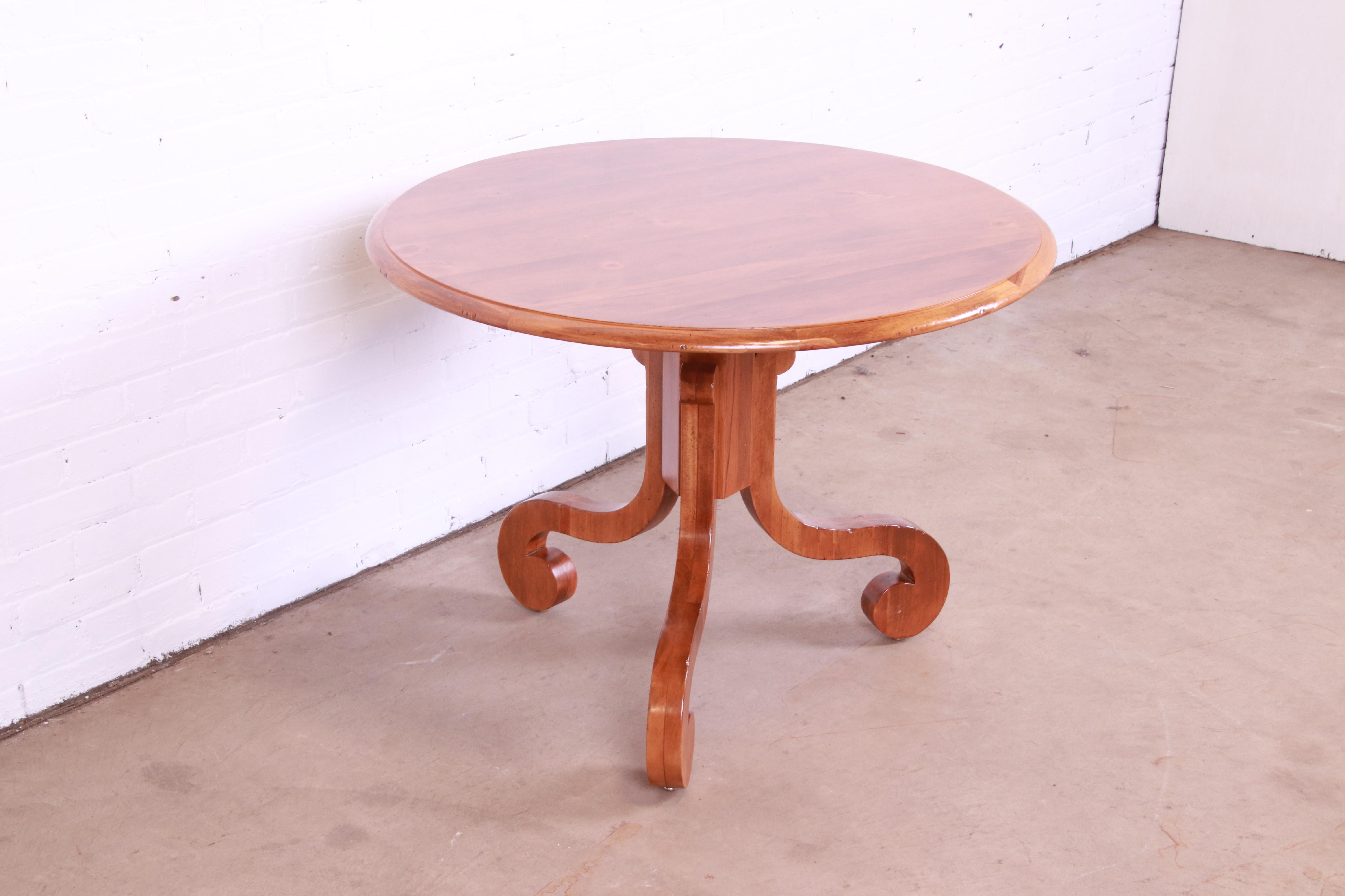 20ième siècle Table centrale Empire française à piédestal en bois fruitier de Baker Furniture, nouvellement revernie en vente