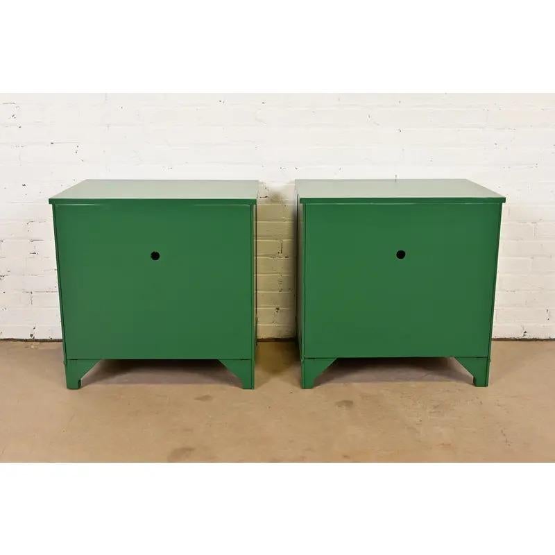 Baker Furniture Tables de nuit laquées vertes de l'Empire français, nouvellement revernies en vente 6