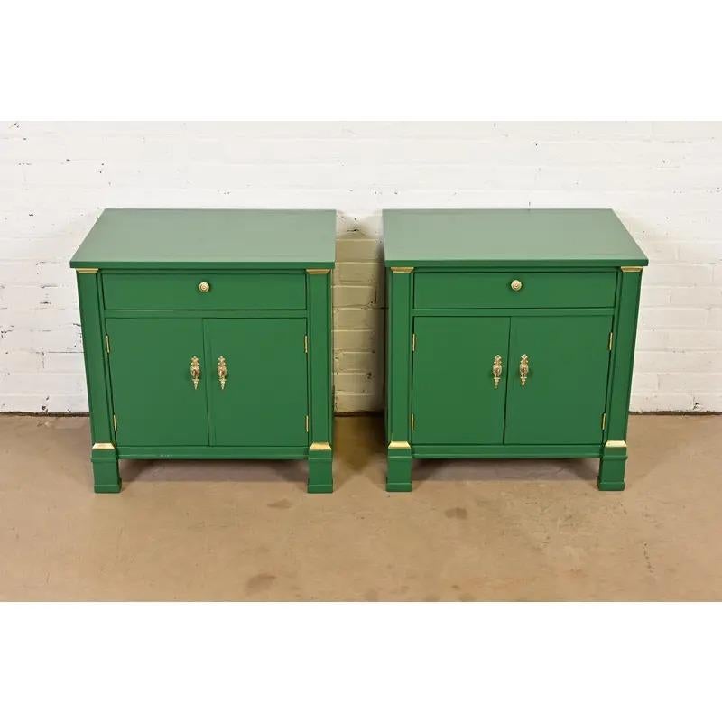 Américain Baker Furniture Tables de nuit laquées vertes de l'Empire français, nouvellement revernies en vente
