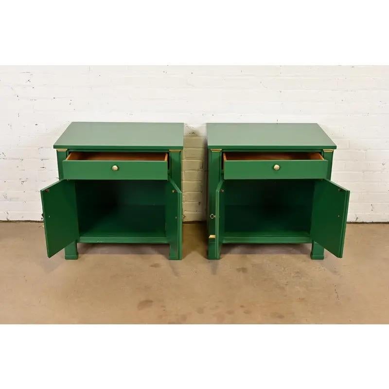 Laiton Baker Furniture Tables de nuit laquées vertes de l'Empire français, nouvellement revernies en vente