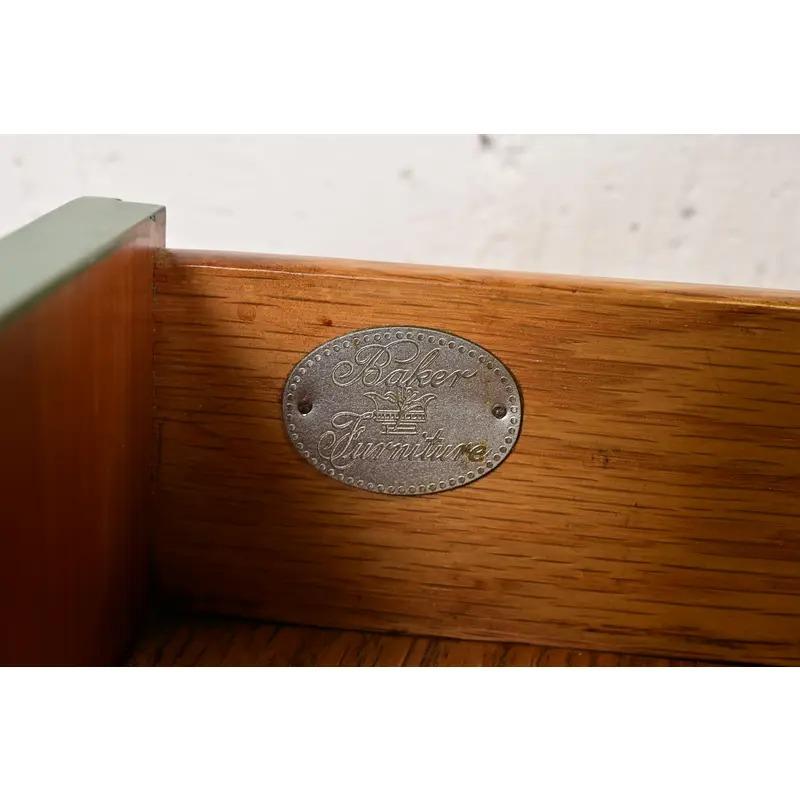 Baker Furniture Tables de nuit laquées vertes de l'Empire français, nouvellement revernies en vente 3