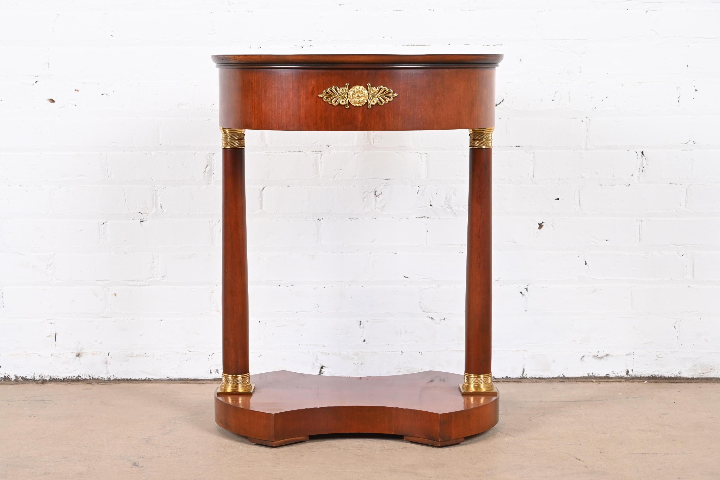 A gorgeous French Empire style tea table or occasional side table

By Baker Furniture

USA, Late 20th century

Mahogany, with mounted brass ormolu.

Measures: 20