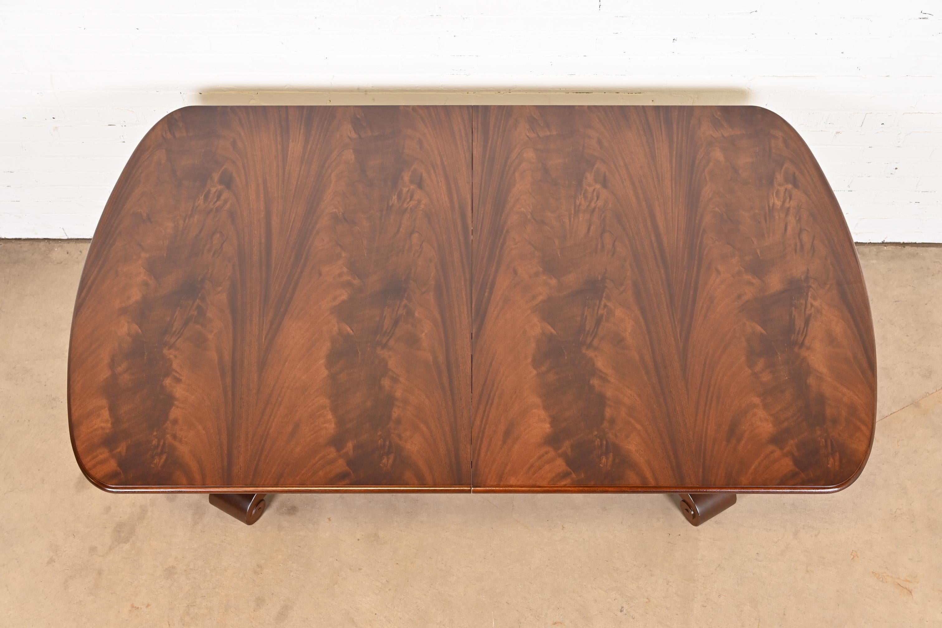 Baker Furniture Französischer Empire-Mahagoni-Esstisch mit doppeltem Sockel, neu lackiert im Angebot 12