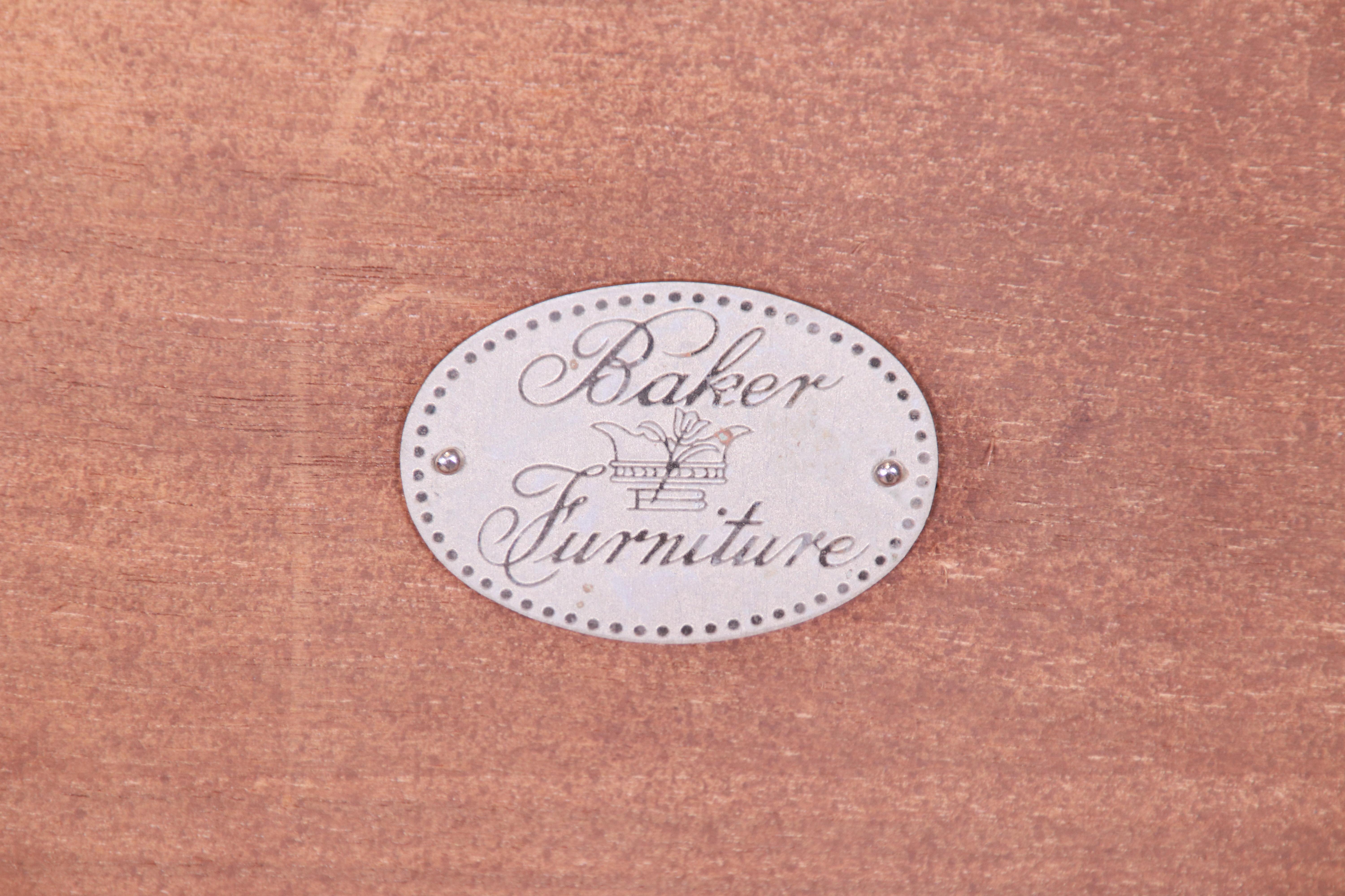 Table basse française Louis XV en acajou et laiton de Baker Furniture en vente 2