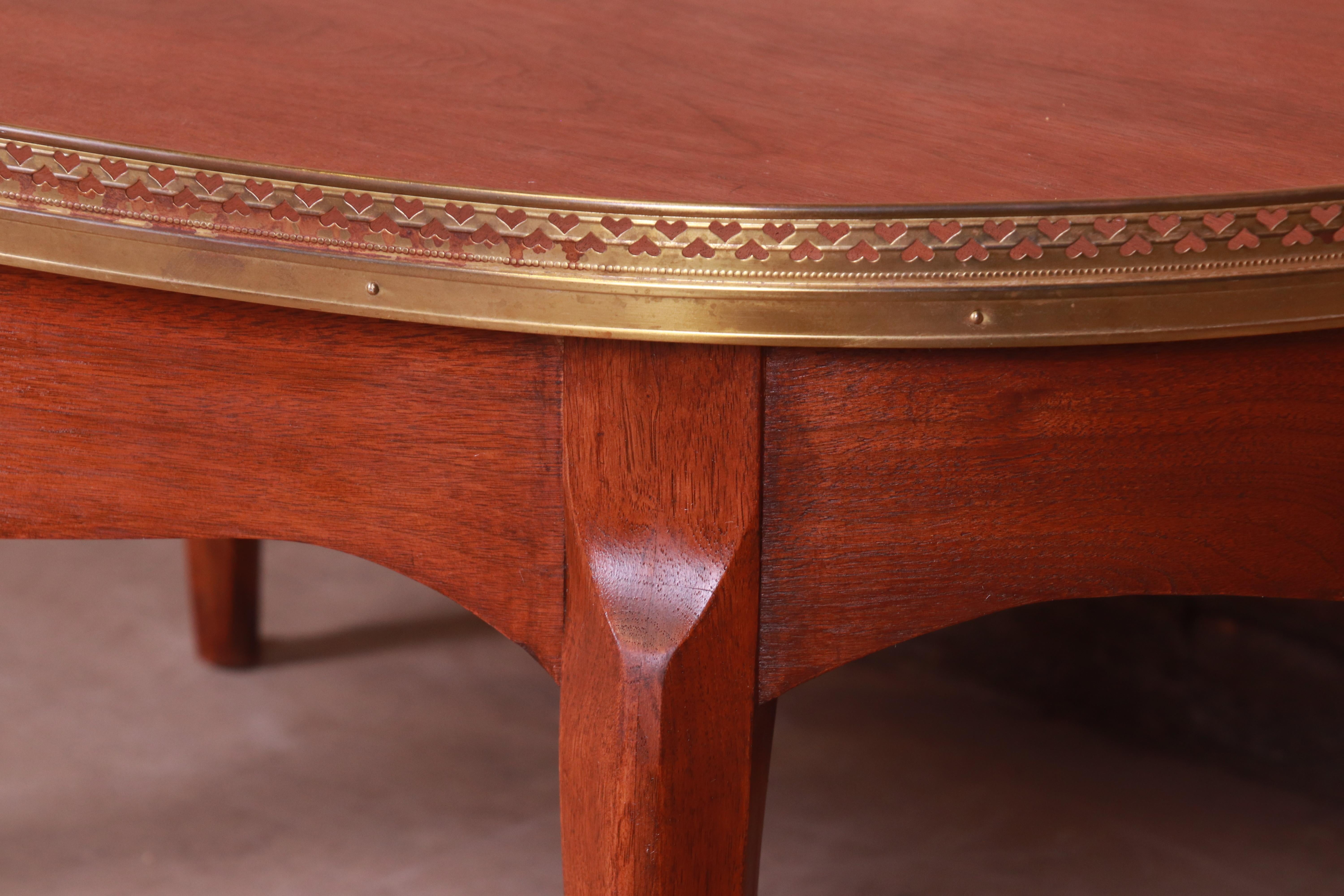 Laiton Table basse française Louis XV en acajou et laiton de Baker Furniture en vente