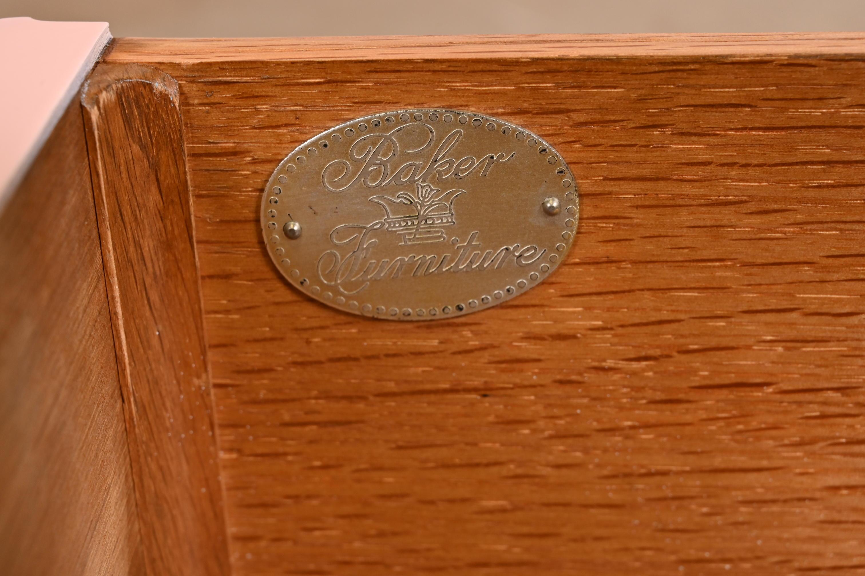 Baker Furniture Französischer Louis XV Rosa lackierter Schreibtisch, neu lackiert im Angebot 4