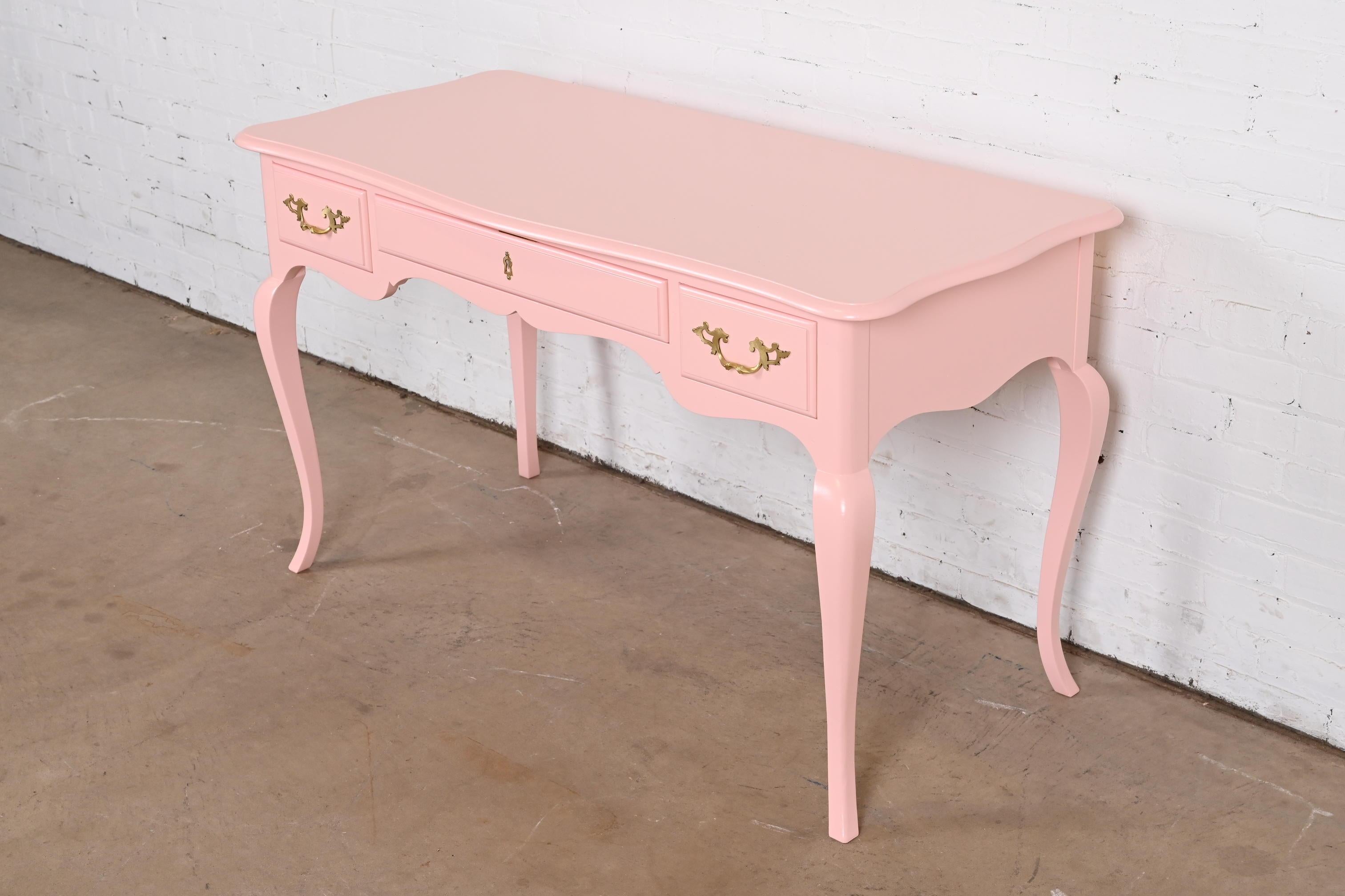 Baker Furniture Französischer Louis XV Rosa lackierter Schreibtisch, neu lackiert (Französische Provence) im Angebot