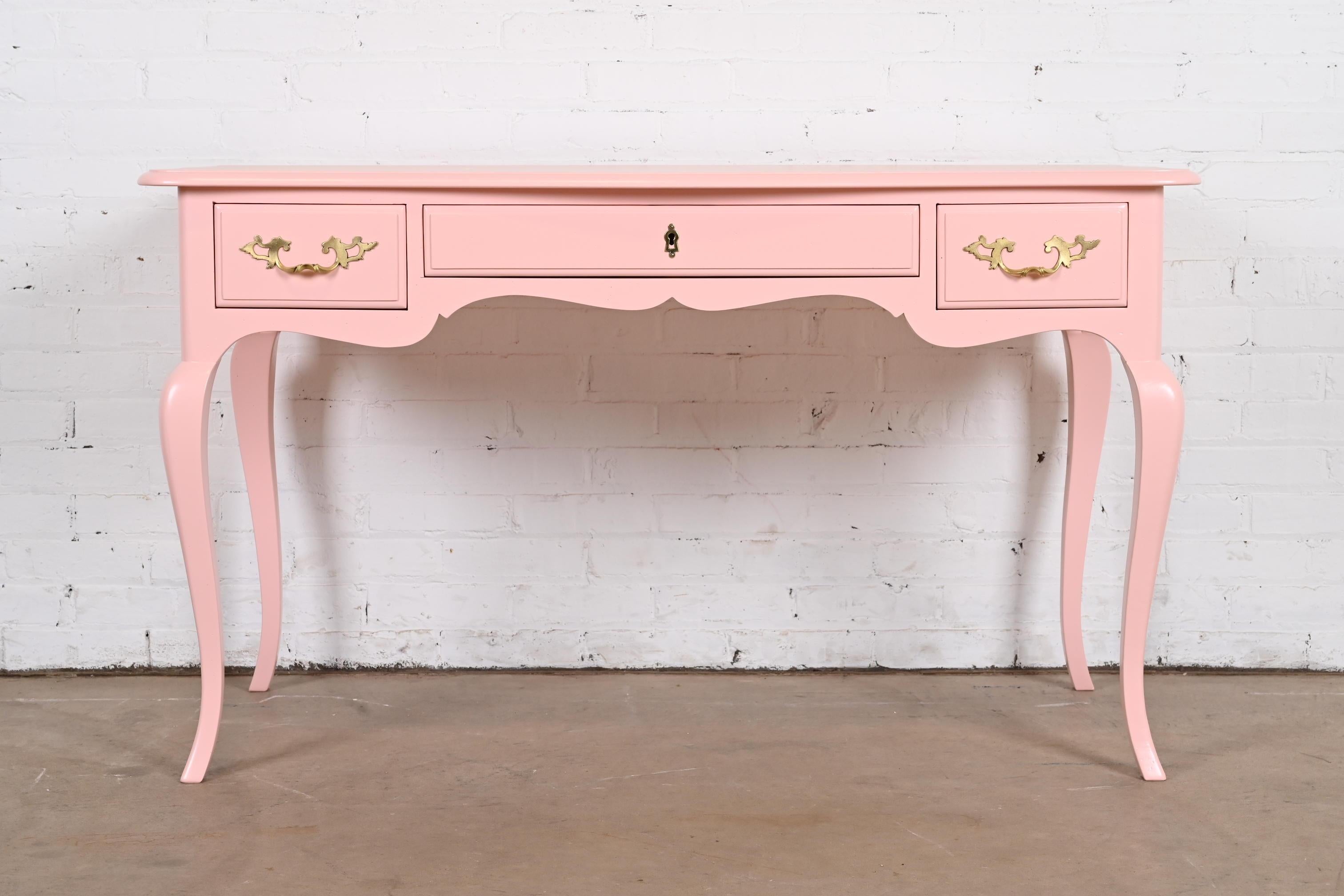 Baker Furniture Französischer Louis XV Rosa lackierter Schreibtisch, neu lackiert (amerikanisch) im Angebot