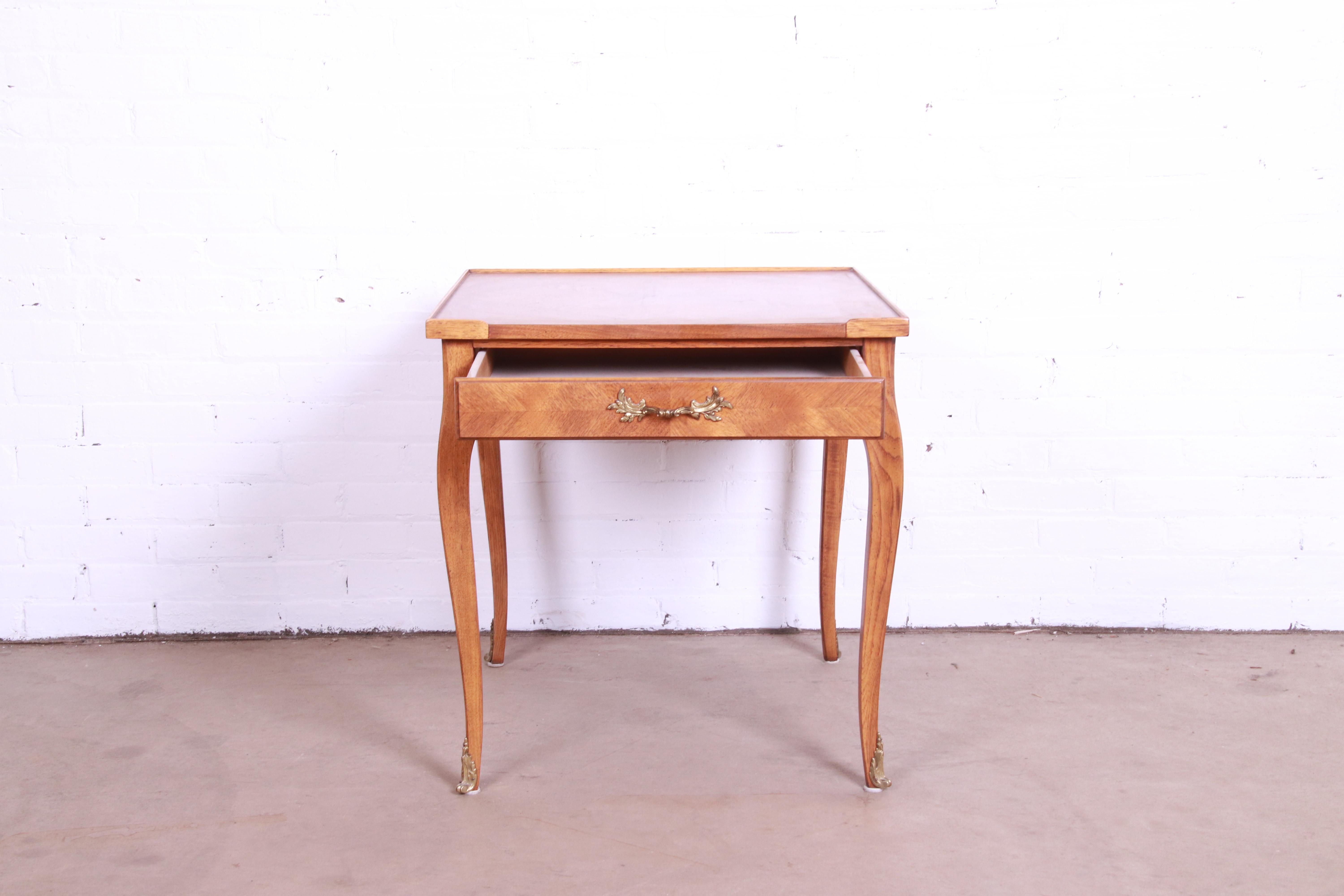 Baker Furniture Französischer Louis XV.-Teetisch oder Beistelltisch aus Nussbaumholz im Angebot 5