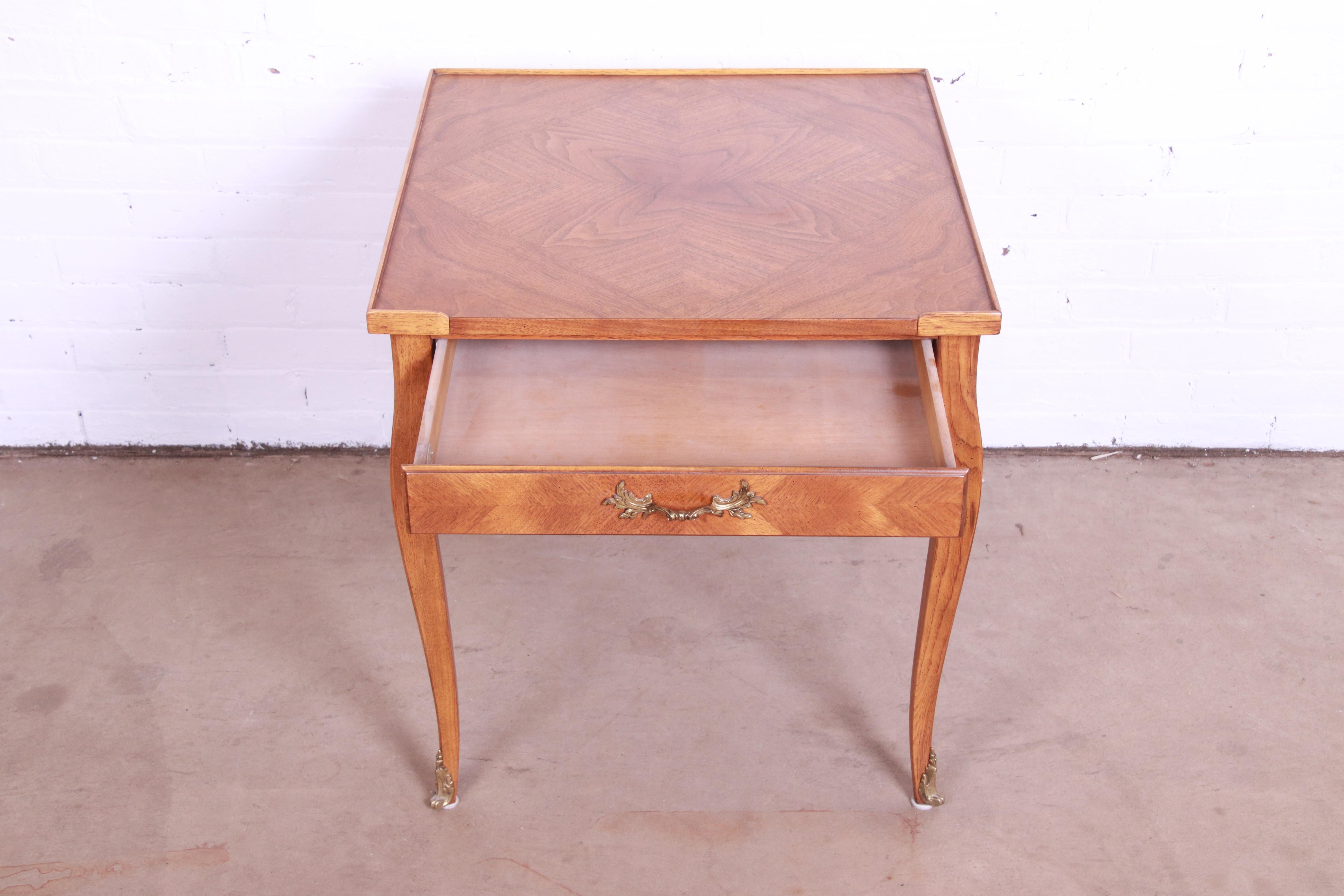 Baker Furniture Französischer Louis XV.-Teetisch oder Beistelltisch aus Nussbaumholz im Angebot 6