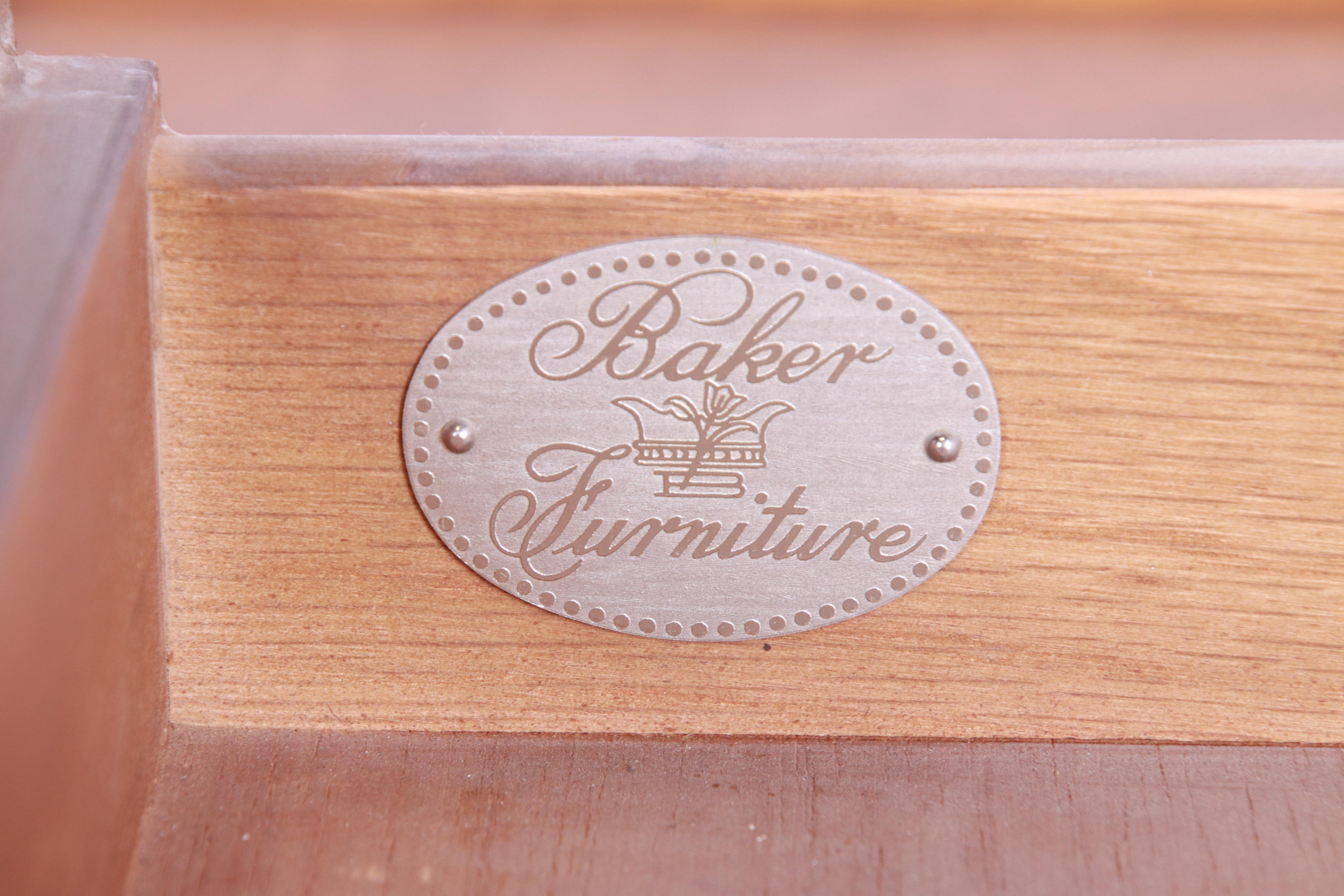 Baker Furniture Französischer Louis XV.-Teetisch oder Beistelltisch aus Nussbaumholz im Angebot 8