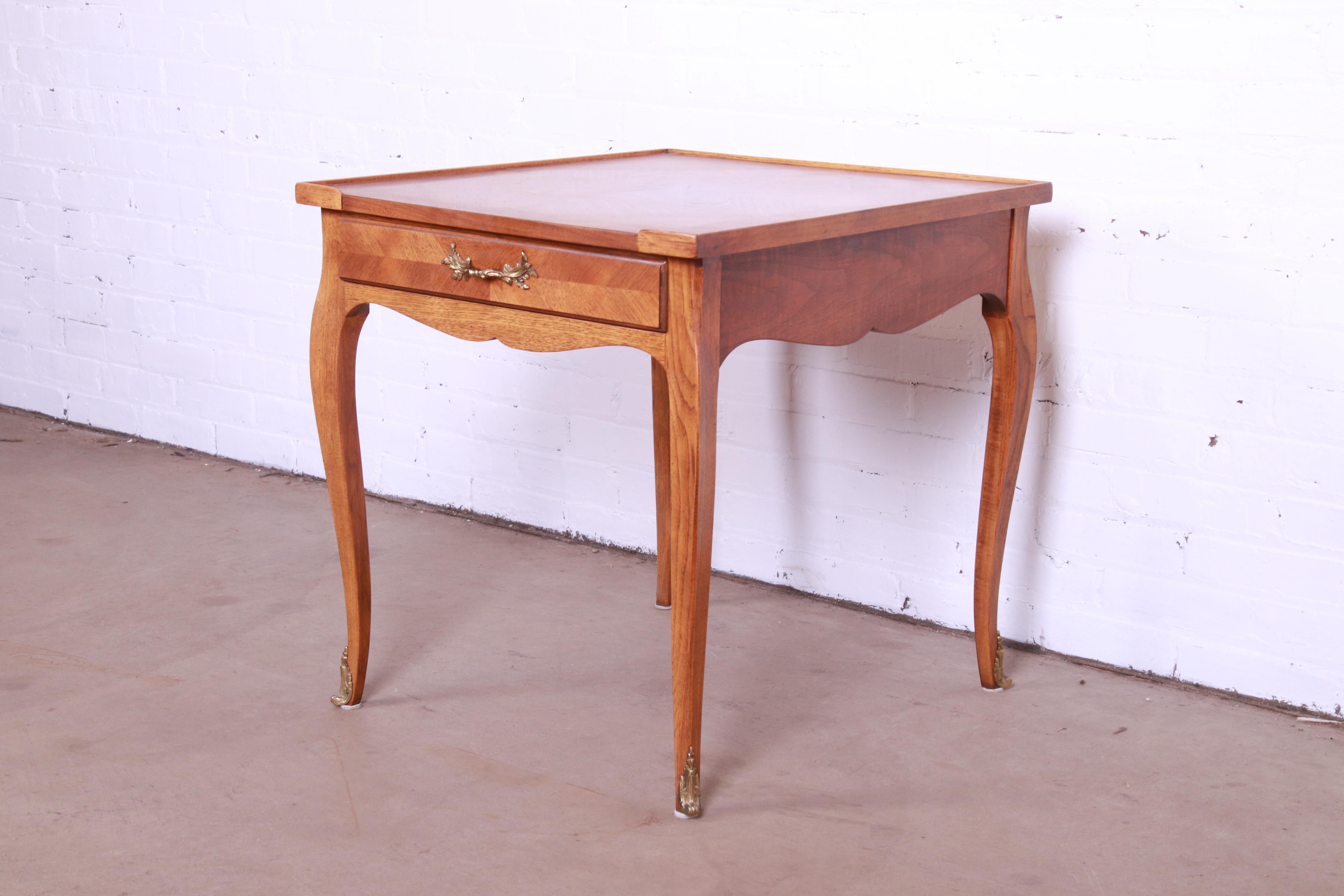 Baker Furniture Französischer Louis XV.-Teetisch oder Beistelltisch aus Nussbaumholz (amerikanisch) im Angebot