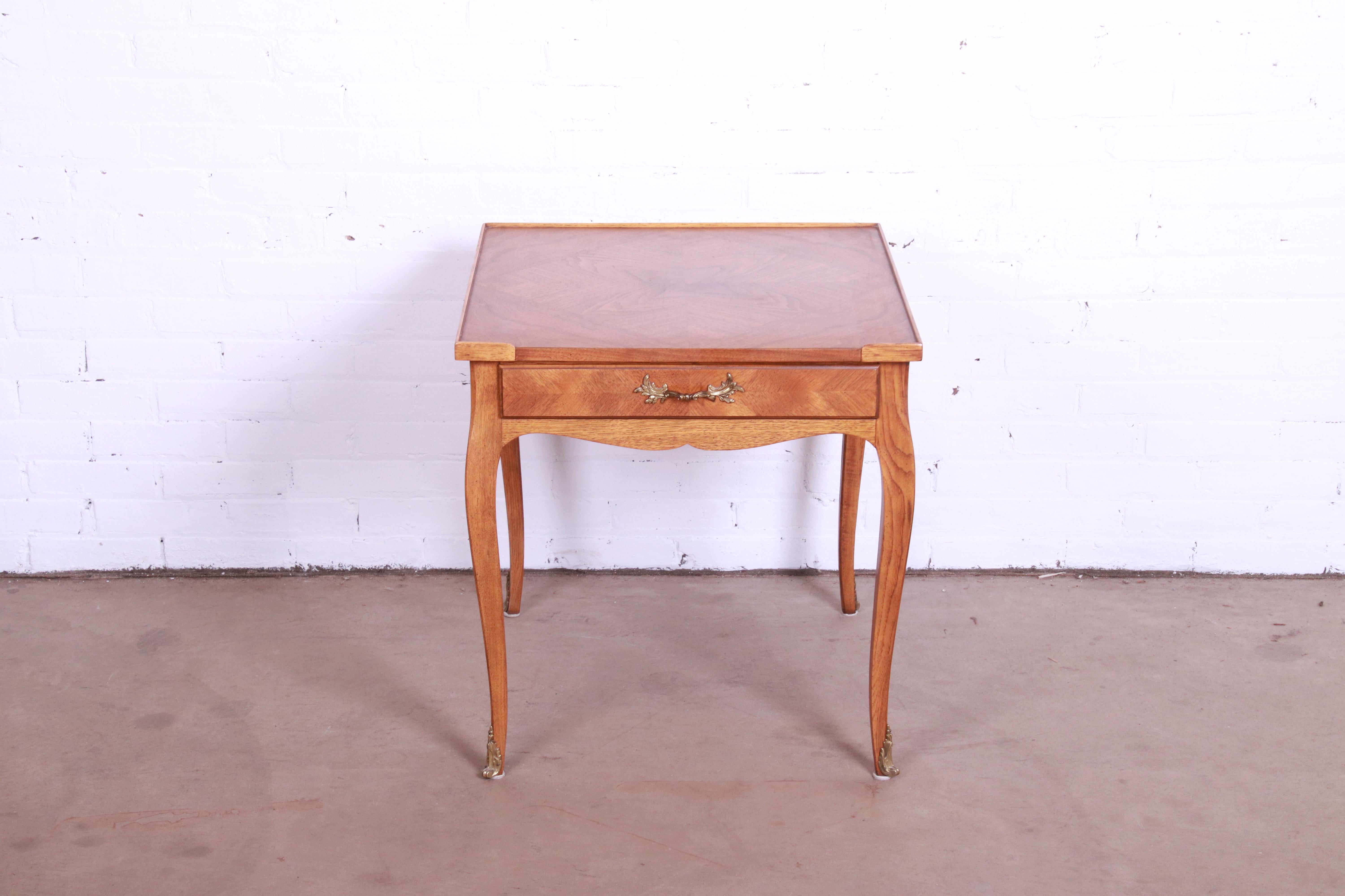 Baker Furniture French Louis XV Walnut Tea Table or Occasional Side Table In Good Condition For Sale In South Bend, IN