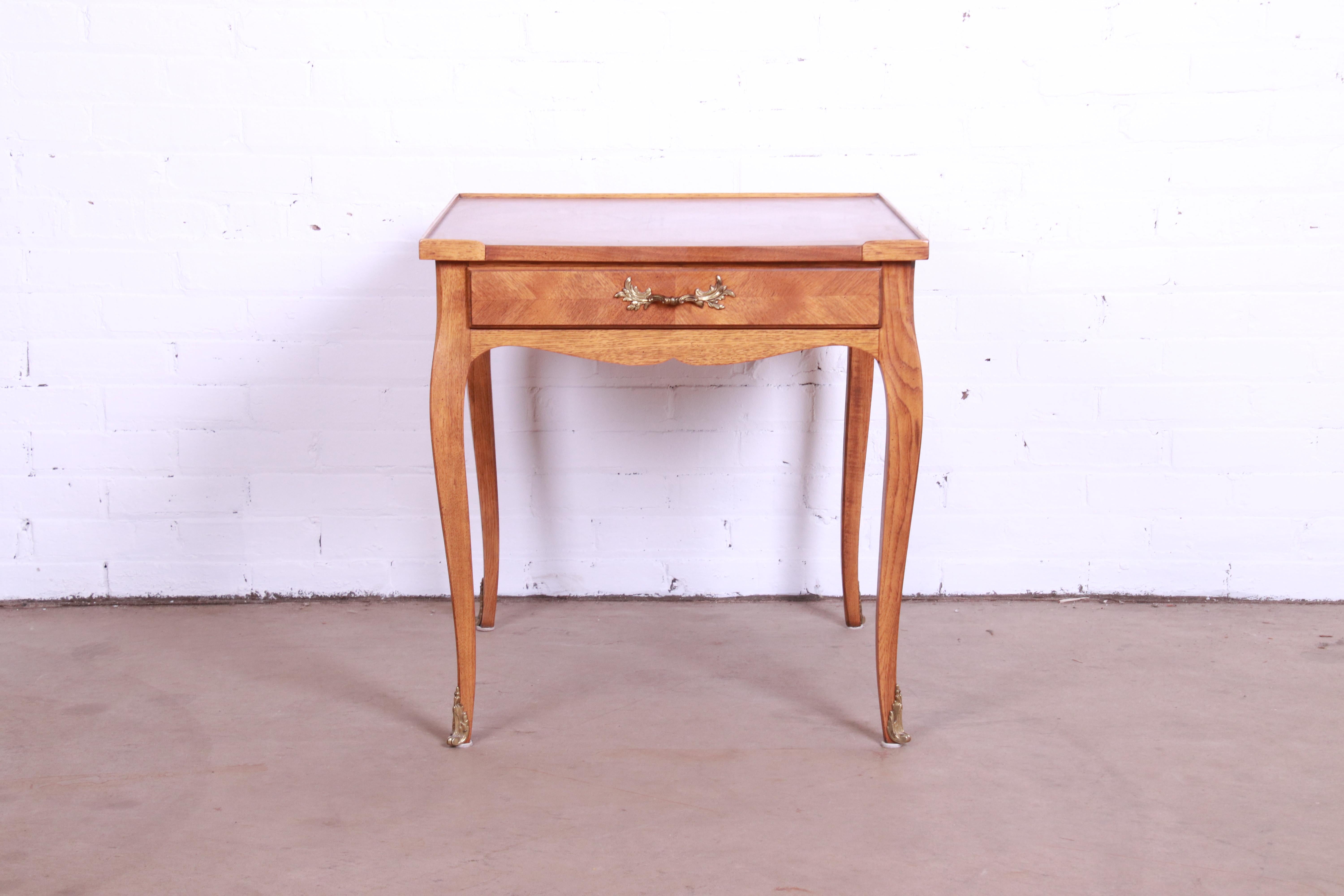 Baker Furniture Französischer Louis XV.-Teetisch oder Beistelltisch aus Nussbaumholz (20. Jahrhundert) im Angebot