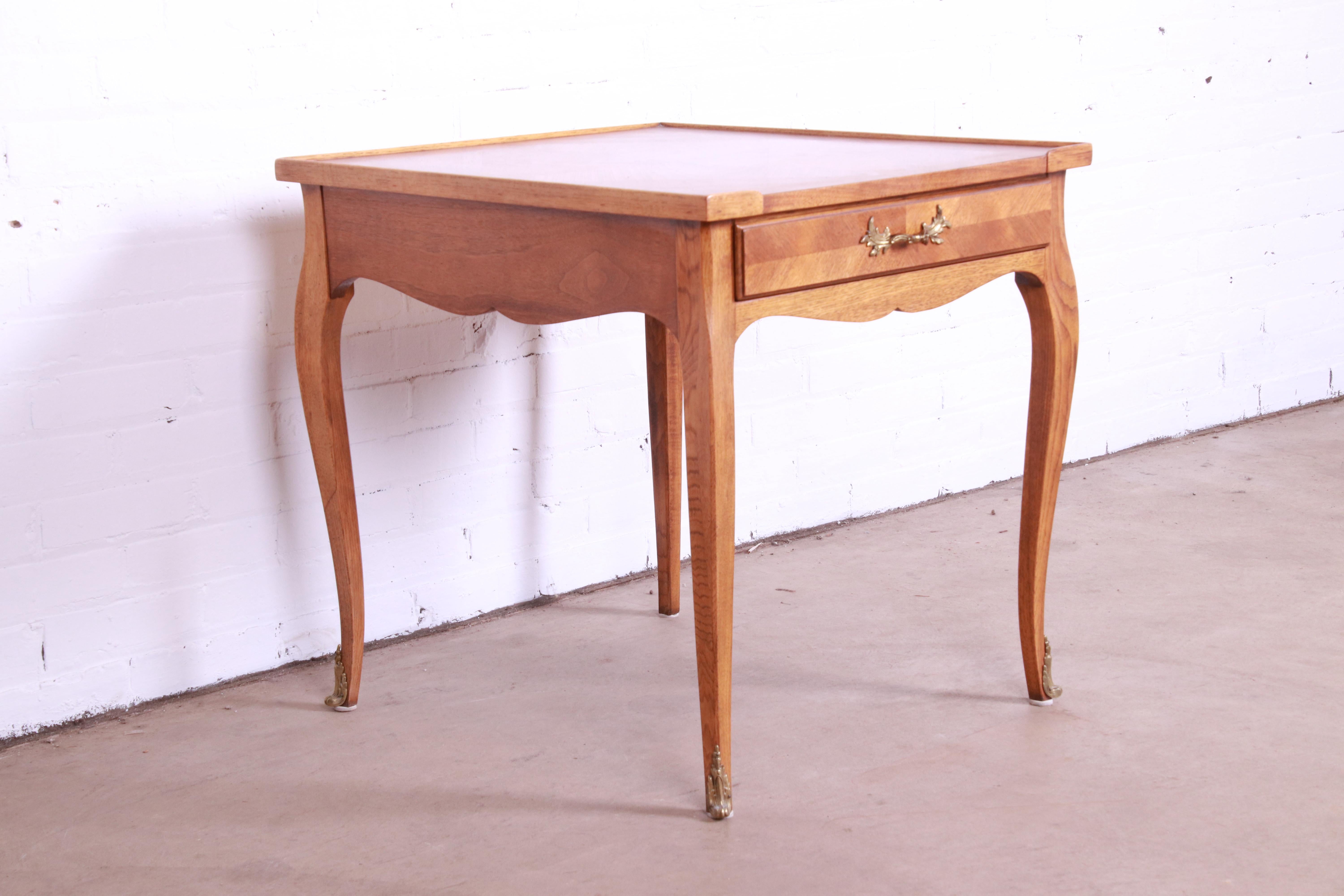 Baker Furniture Französischer Louis XV.-Teetisch oder Beistelltisch aus Nussbaumholz im Angebot 1