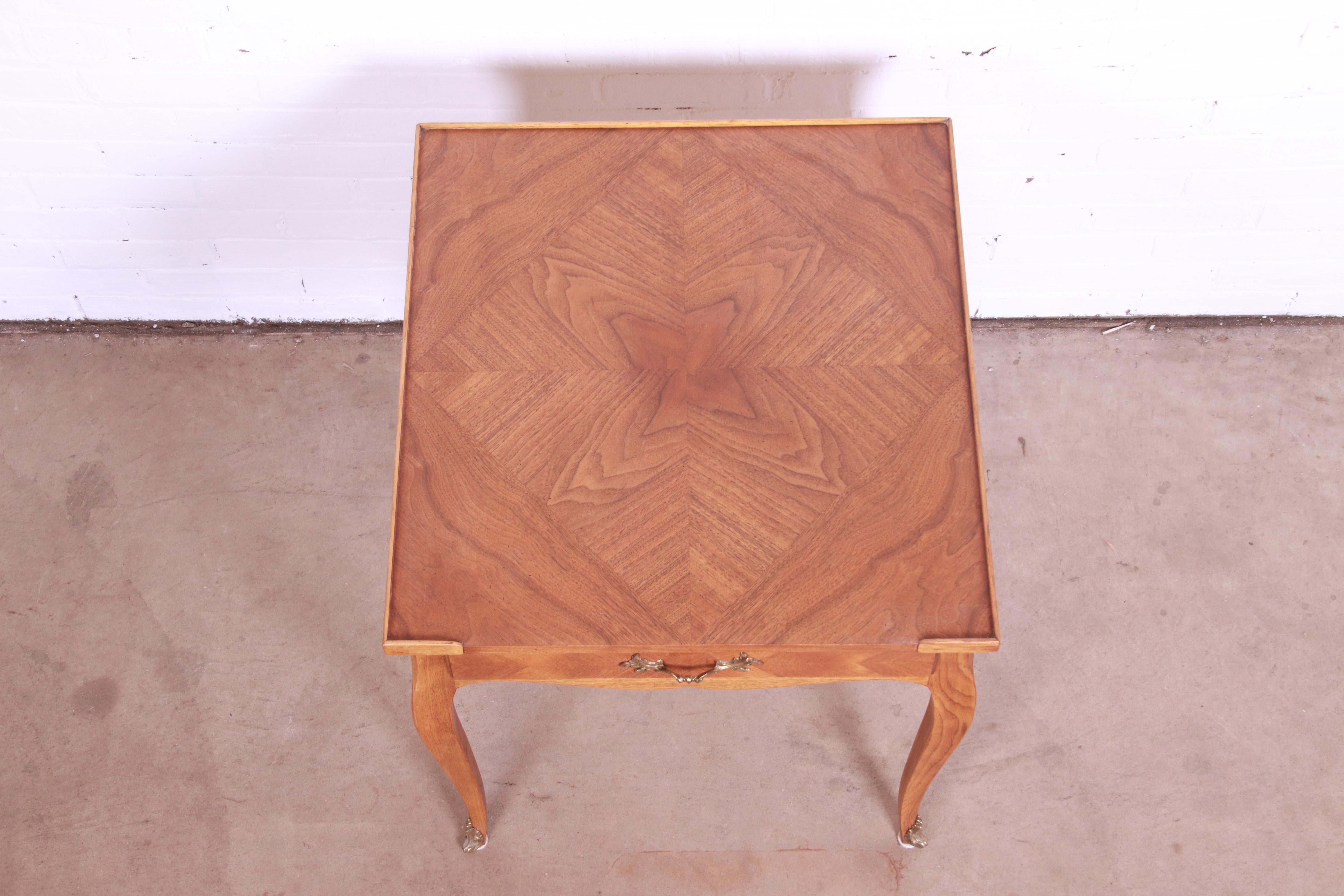 Baker Furniture Französischer Louis XV.-Teetisch oder Beistelltisch aus Nussbaumholz im Angebot 2