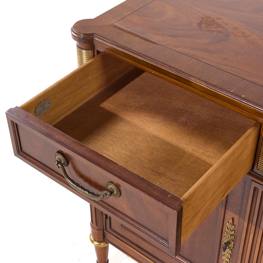 Credenza Baker Furniture in stile Direttorio francese Luigi XVI in noce e ottone in vendita 4