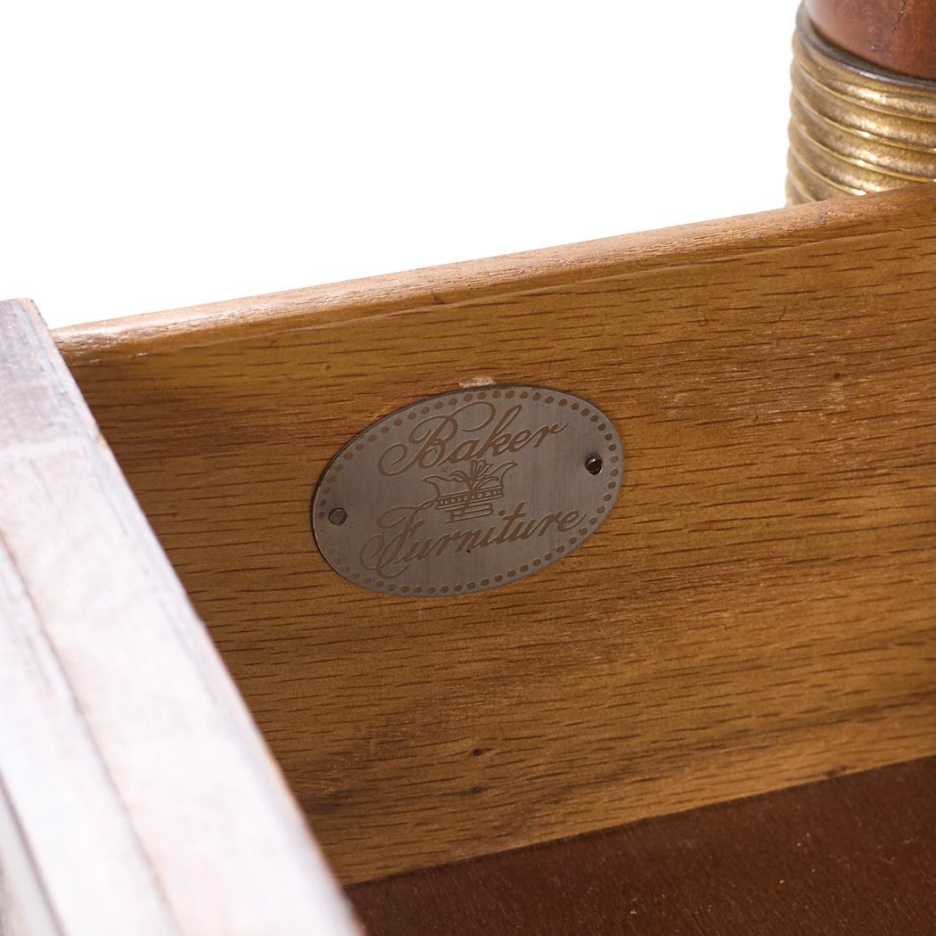 Credenza Baker Furniture in stile Direttorio francese Luigi XVI in noce e ottone in vendita 5