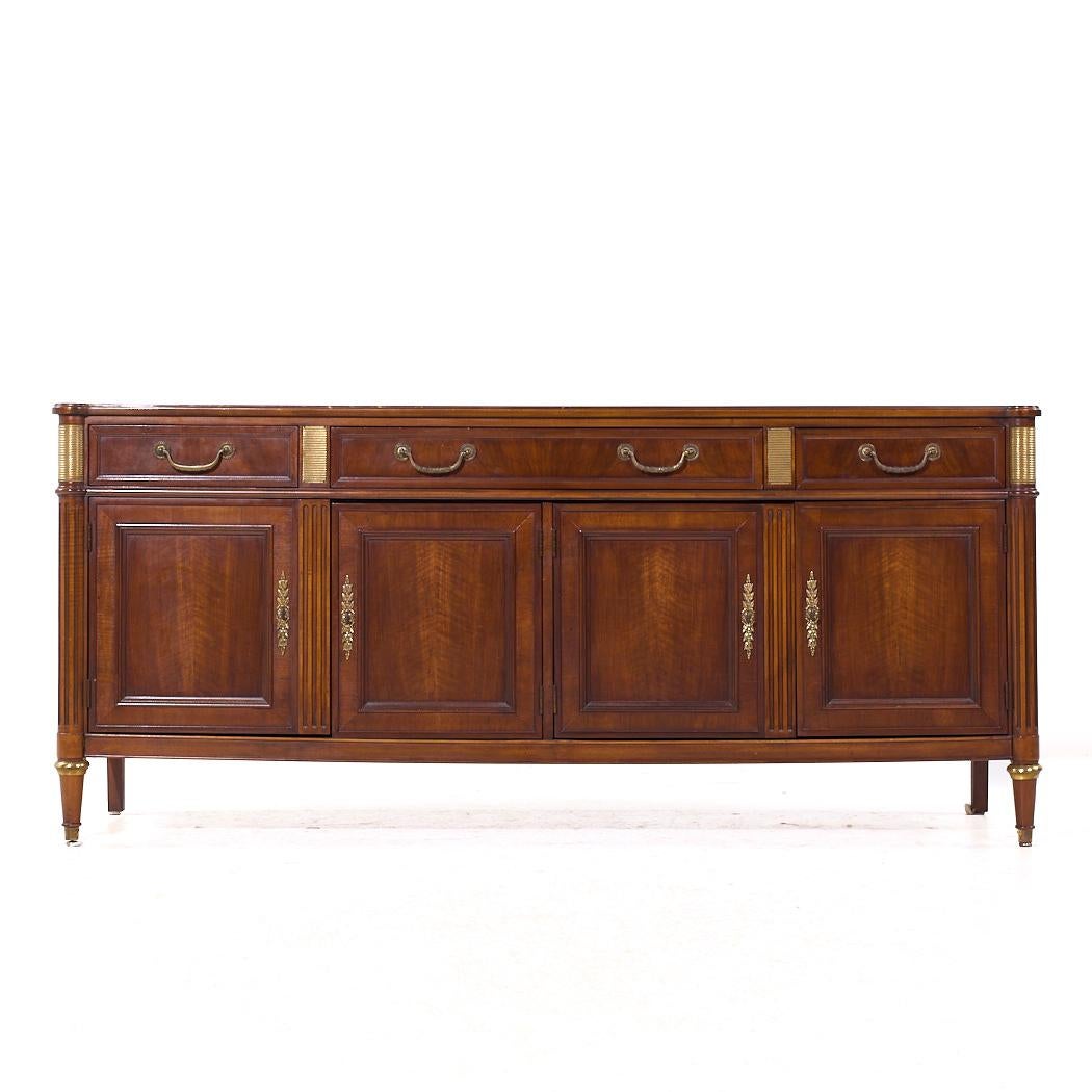 Credenza Baker Furniture in stile Direttorio francese Luigi XVI in noce e ottone

Questa credenza misura: 72,25 larghezza x 19,25 profondità x 32 pollici di altezza

Scattiamo le nostre foto in uno studio a illuminazione controllata per mostrare il