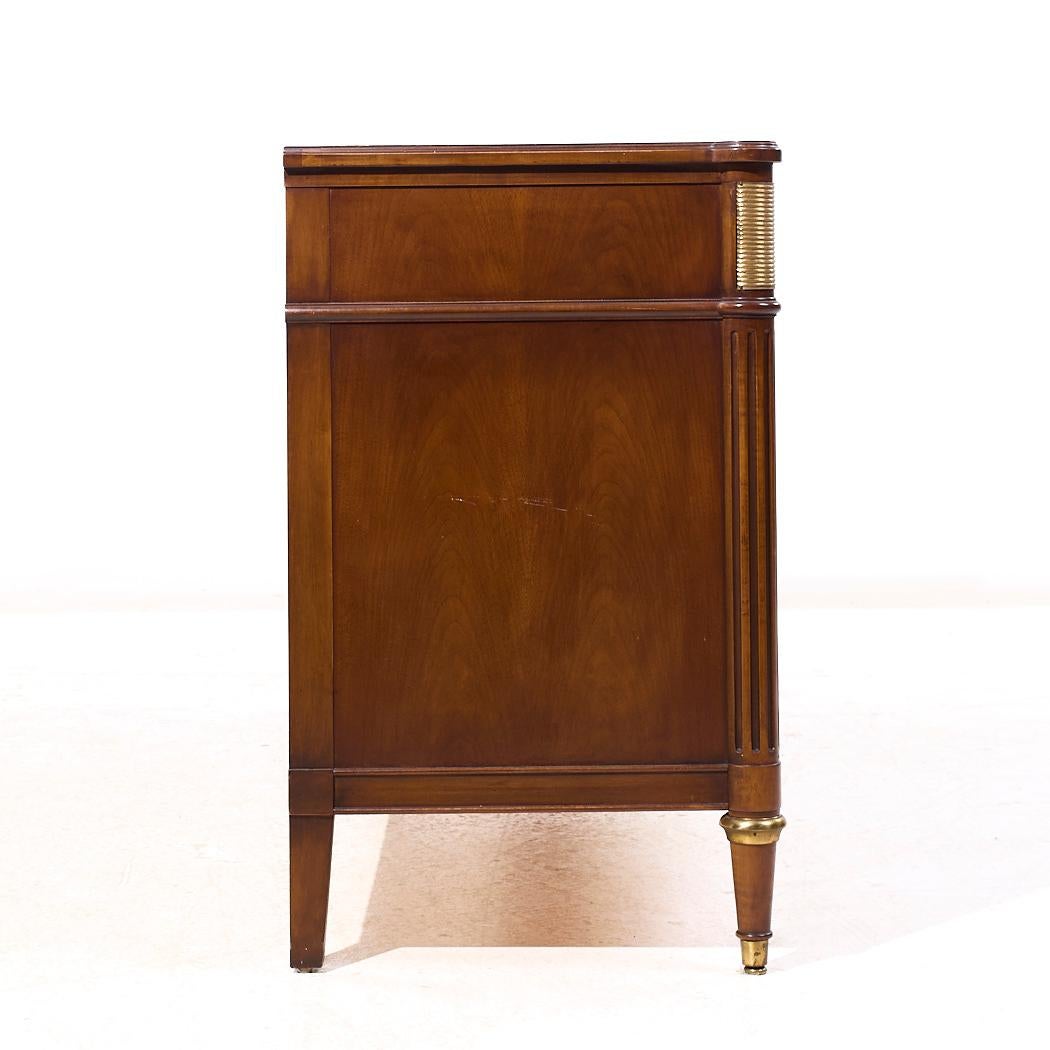 Credenza Baker Furniture in stile Direttorio francese Luigi XVI in noce e ottone In condizioni buone in vendita a Countryside, IL