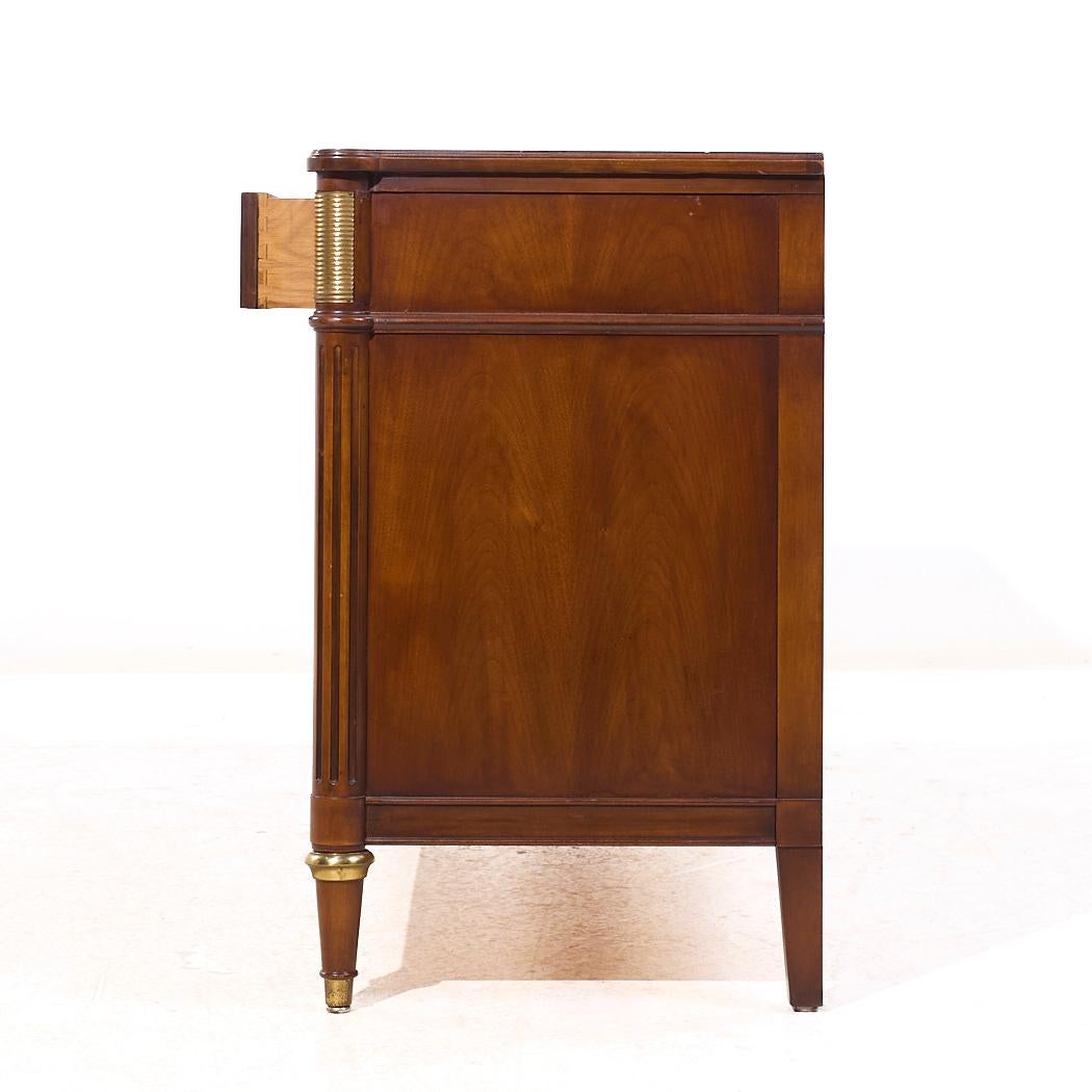 XXI secolo e contemporaneo Credenza Baker Furniture in stile Direttorio francese Luigi XVI in noce e ottone in vendita