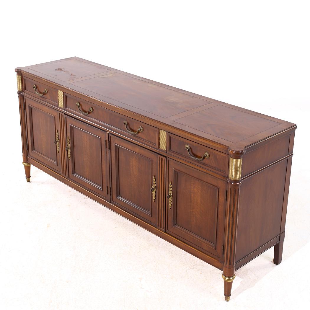 Ottone Credenza Baker Furniture in stile Direttorio francese Luigi XVI in noce e ottone in vendita
