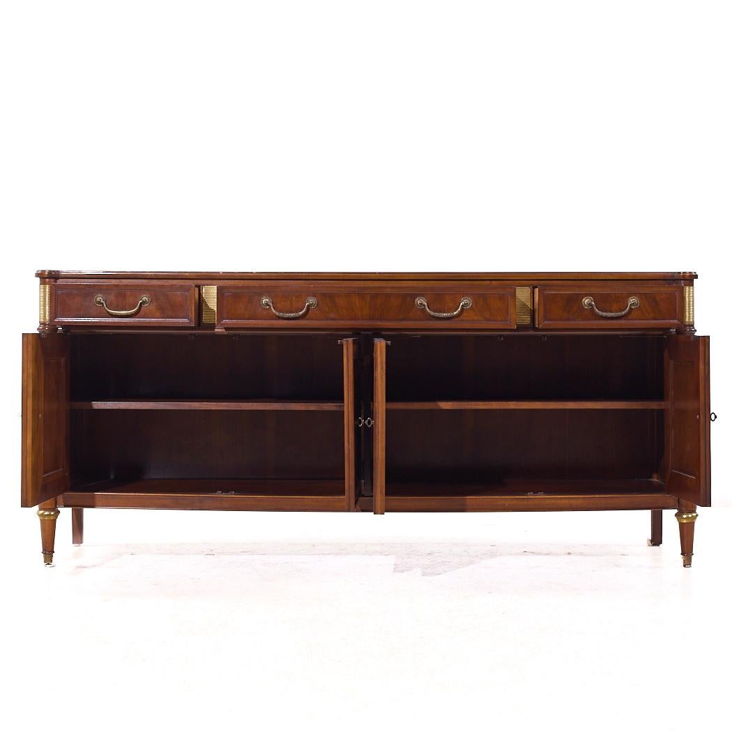 Credenza Baker Furniture in stile Direttorio francese Luigi XVI in noce e ottone in vendita 1