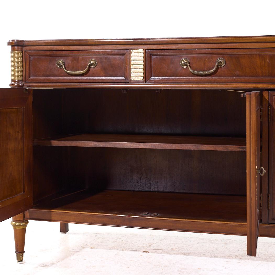 Credenza Baker Furniture in stile Direttorio francese Luigi XVI in noce e ottone in vendita 2
